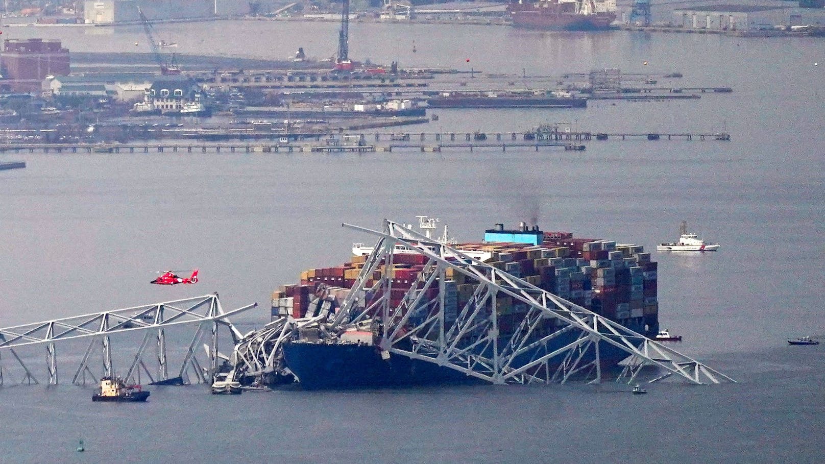 Am Dienstagmorgen (26.03.2024) kam in Baltimore im US-Bundesstaat Maryland zu einem großen Unglück. Die über 2,5 Kilometer lange Francis Scott Key Bridge ist nach einem Zusammenstoß mit einem Schiff komplett in sich eingestürzt.