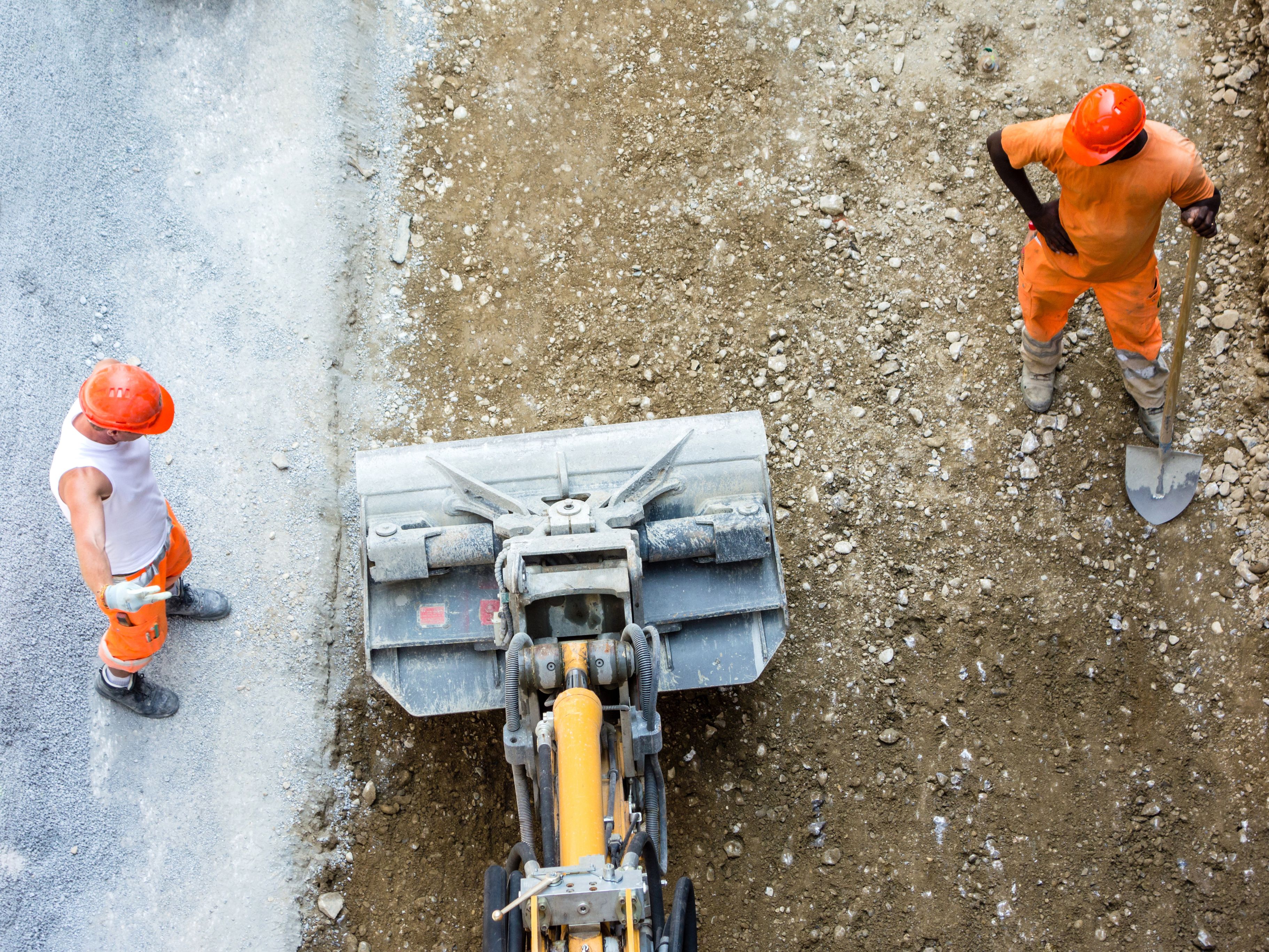 Der Arbeiter wurde in der Baugrube verschüttet und schwer verletzt. (Symbolbild)