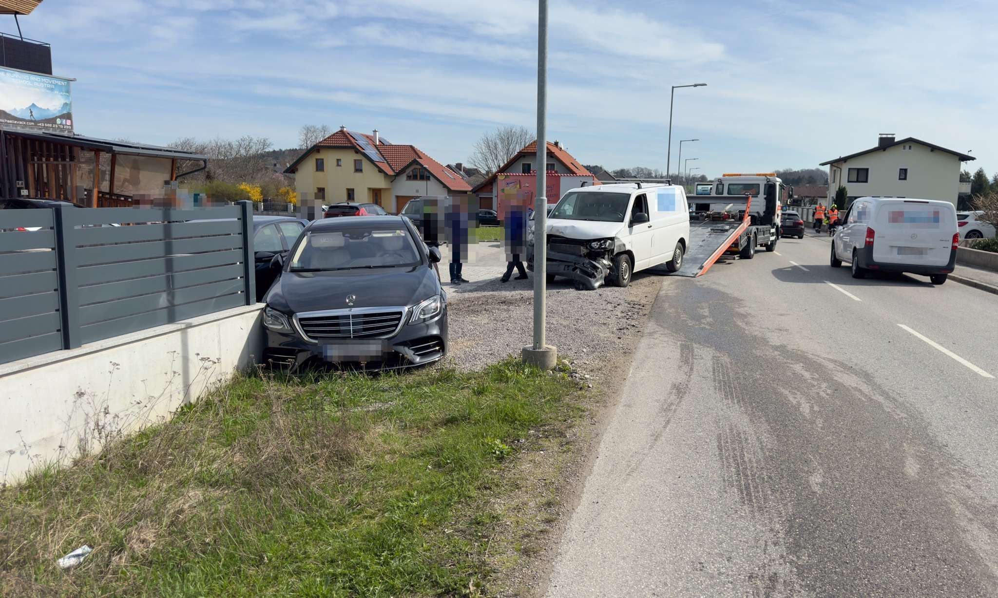 Durch den wuchtigen Aufprall wurde der Transporte gegen geparkte Autos geschleudert.
