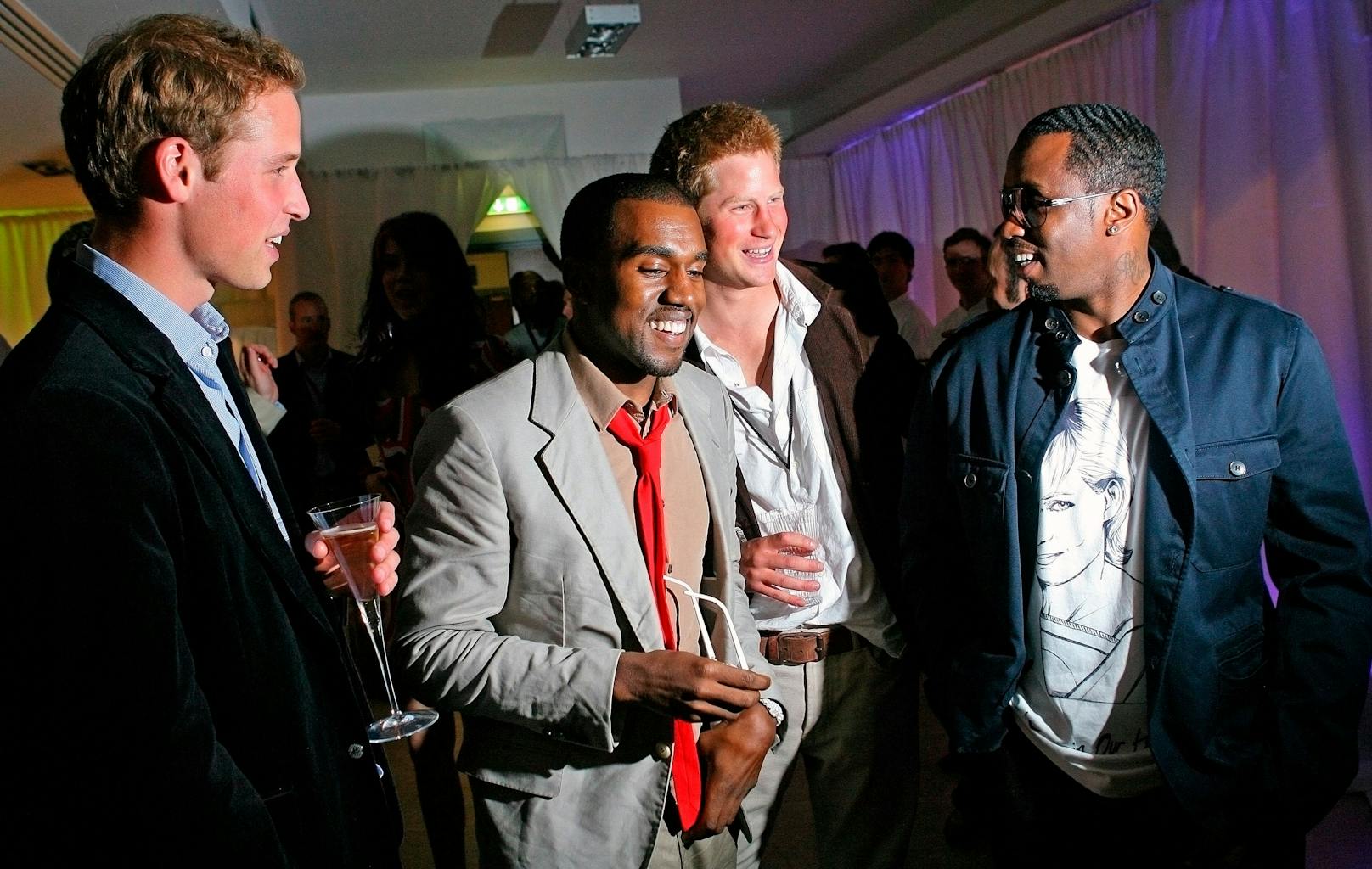 Die britischen Prinzen William (links) und Prinz Harry (3. von links), der US-Rapper Kanye West (2. von links) und der Rapper Sean "P. Diddy" Combs feierten gemeinsam nach dem "Konzert für Diana" im Wembley-Stadion in London am 1. Juli 2007