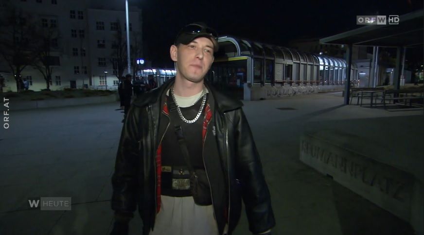 Der Wiener Sascha trägt in Favoriten eine Stichschutzweste. 