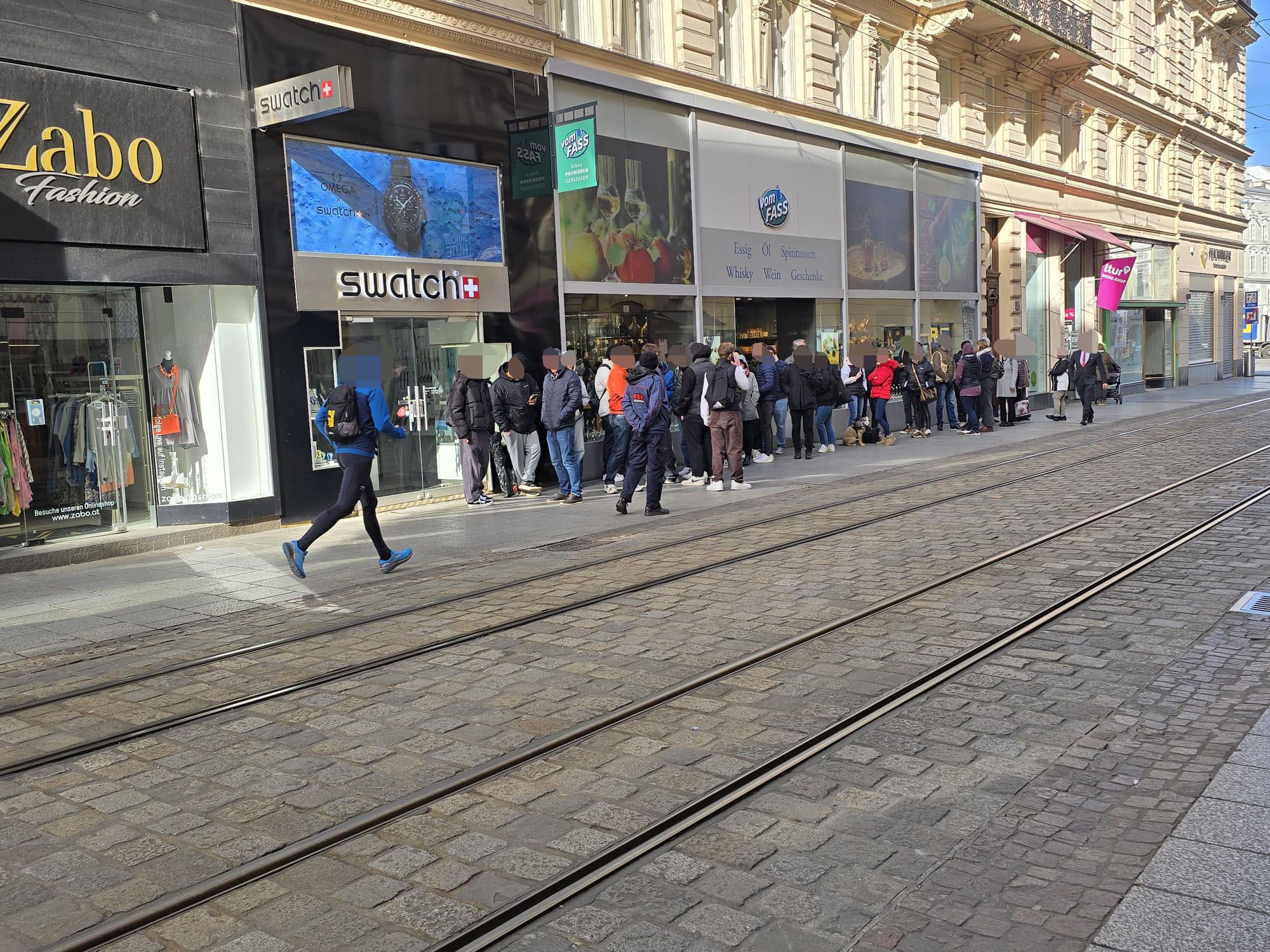 Zahlreiche Menschen warteten stundenlang auf die neue Swatch vor dem Geschäft in der Linzer Landstraße.