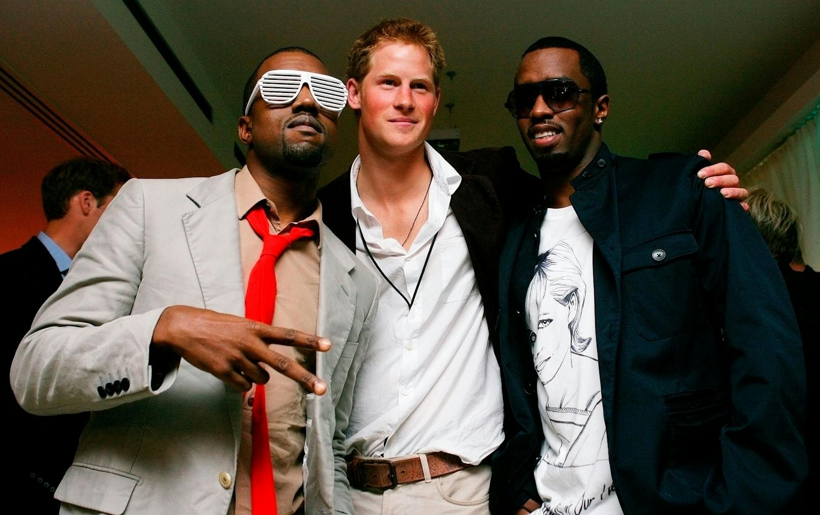 US-Rapper Kanye West (links) posiert mit dem britischen Prinz Harry und dem US-Rapper Sean "P. Diddy" Combs auf einer Backstage-Party nach dem "Konzert für Diana" im Wembley-Stadion in London am 1. Juli 2007.
