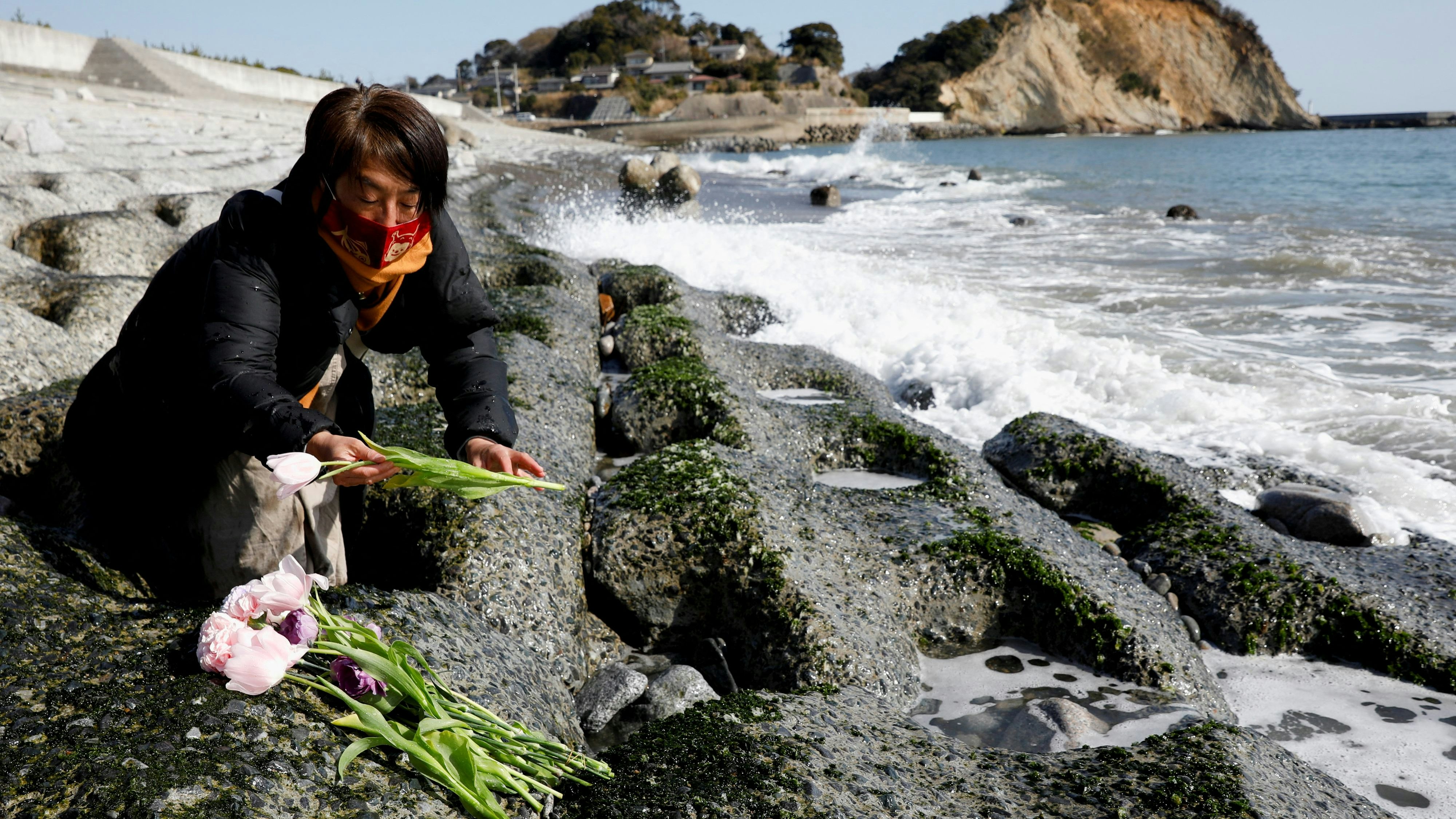Mariko Odawara legt Blumen ab und trauert um die Tausenden Opfer des Erdbebens und Tsunamis am 11. März 2011