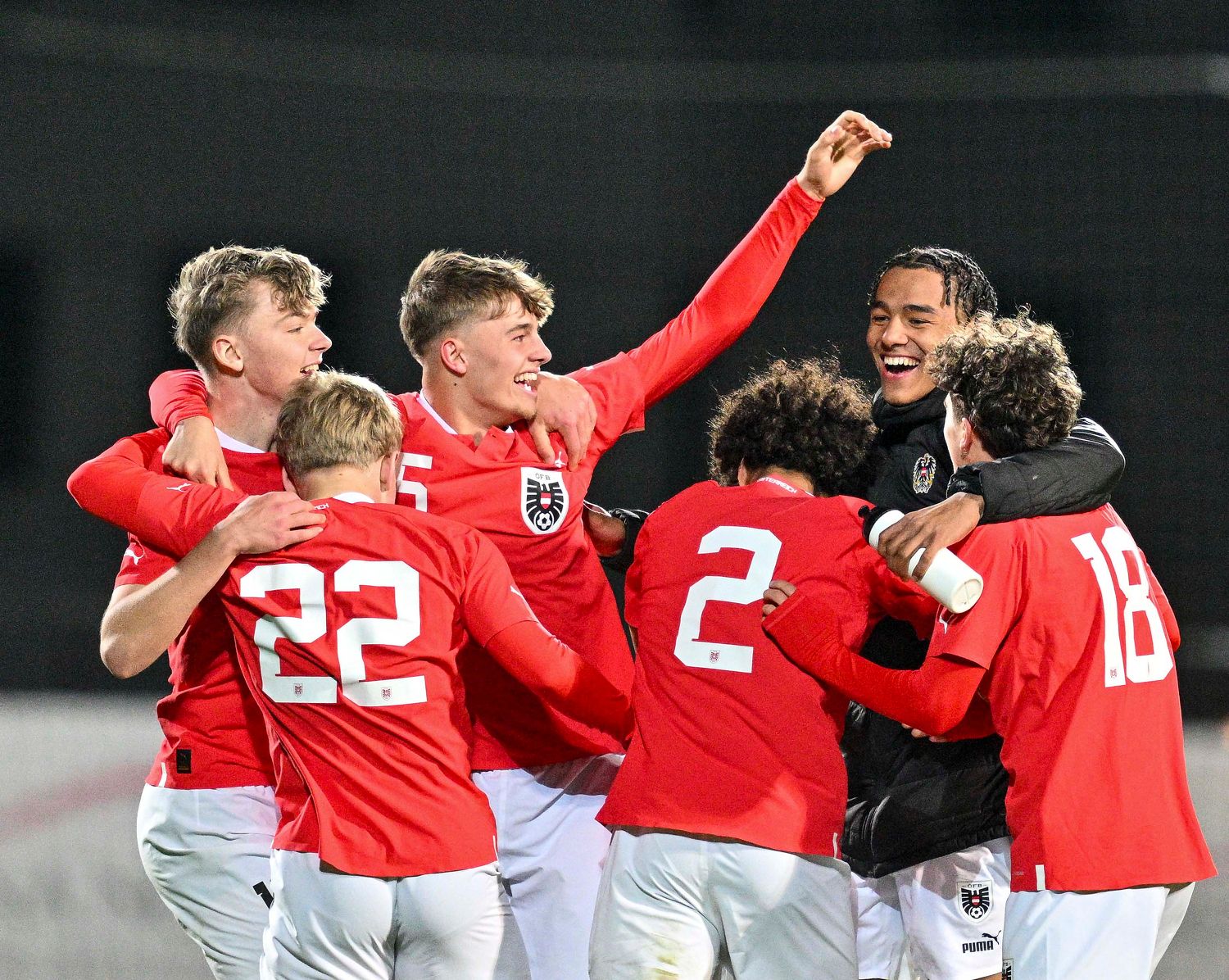 Österreichs U17-Helden bejubeln das EM-Ticket.