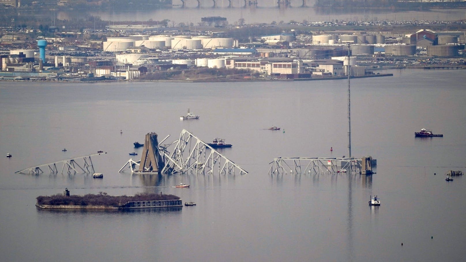 Am Dienstagmorgen (26.03.2024) kam in Baltimore im US-Bundesstaat Maryland zu einem großen Unglück. Die über 2,5 Kilometer lange Francis Scott Key Bridge ist nach einem Zusammenstoß mit einem Schiff komplett in sich eingestürzt.