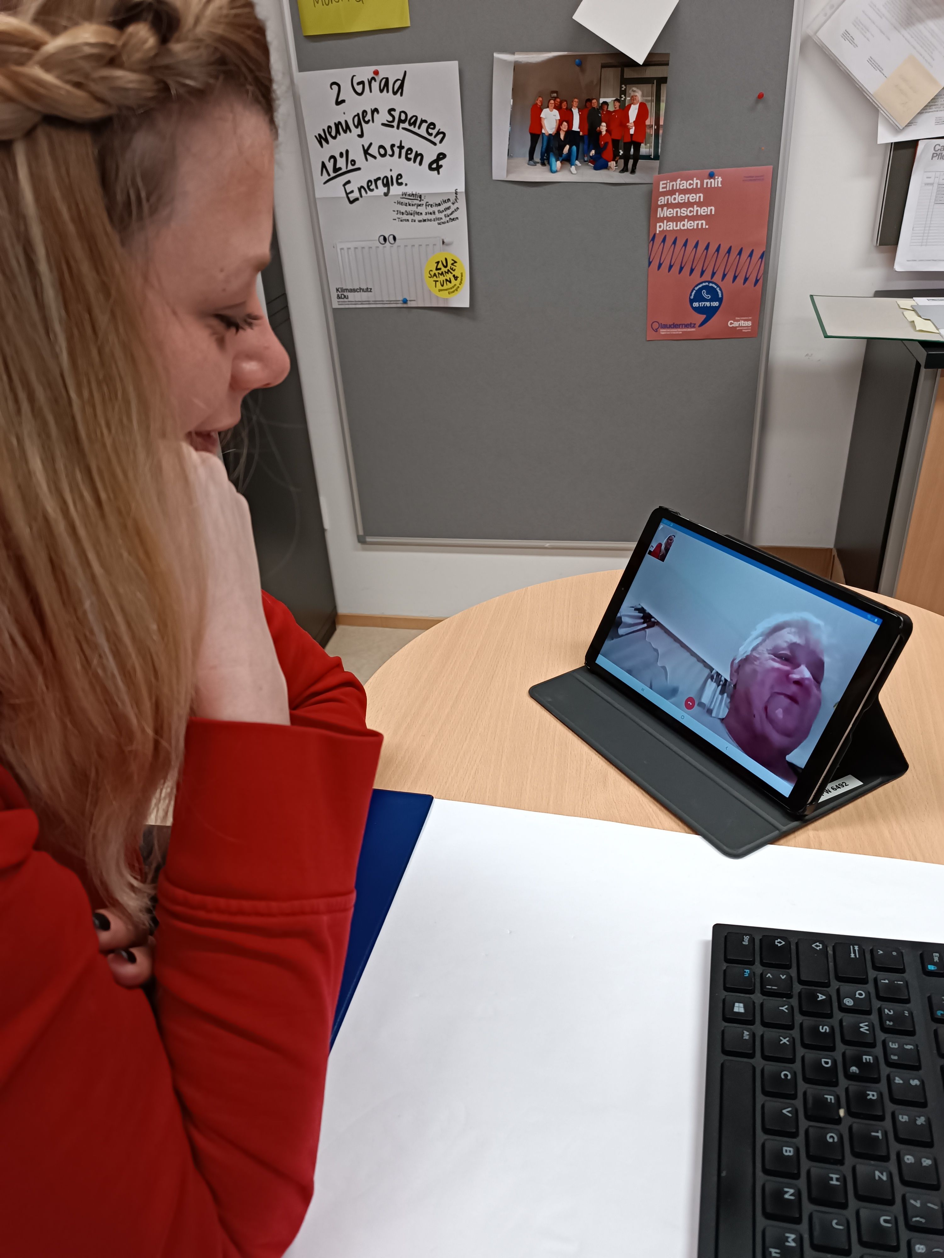 Diplomierte Pflegepersonen der Caritas Pflege NÖ-Ost beraten Klienten via Videotelefonie.