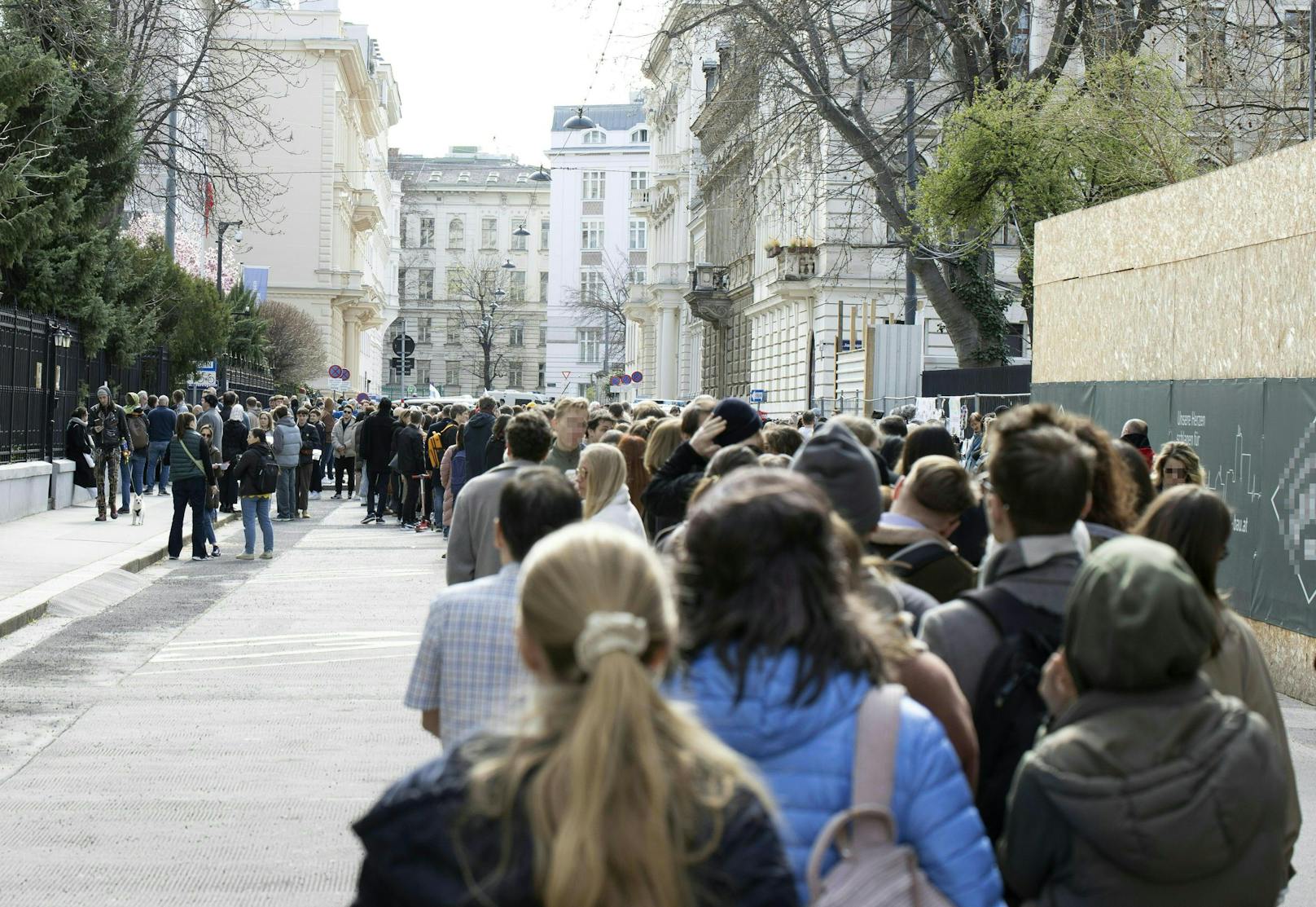 Eine Warteschlange vor der russischen Botschaft in Wien anlässlich der russischen Präsidentschaftswahlen am 17. März 2024.