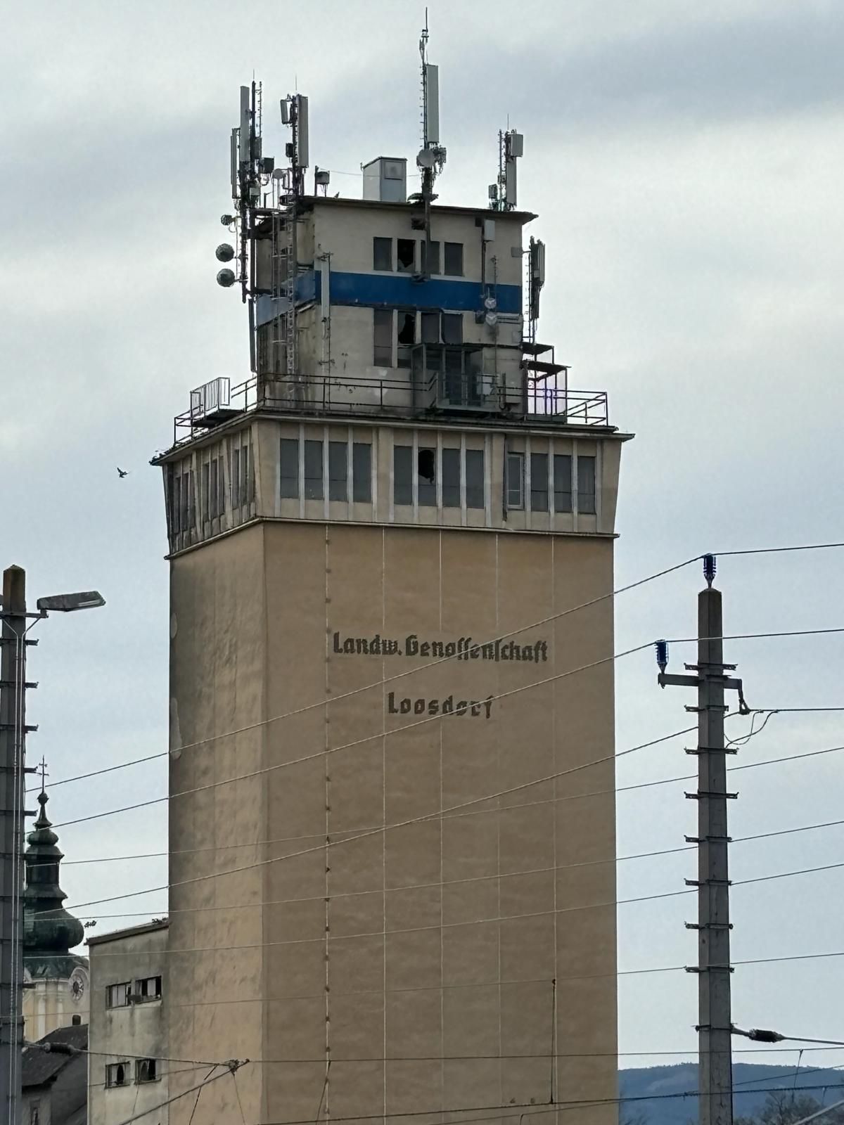 Unbekannte durchtrennten ein Kabel eines Sendemastens beim alten Raiffeisen-Lagerhaus in Loosdorf