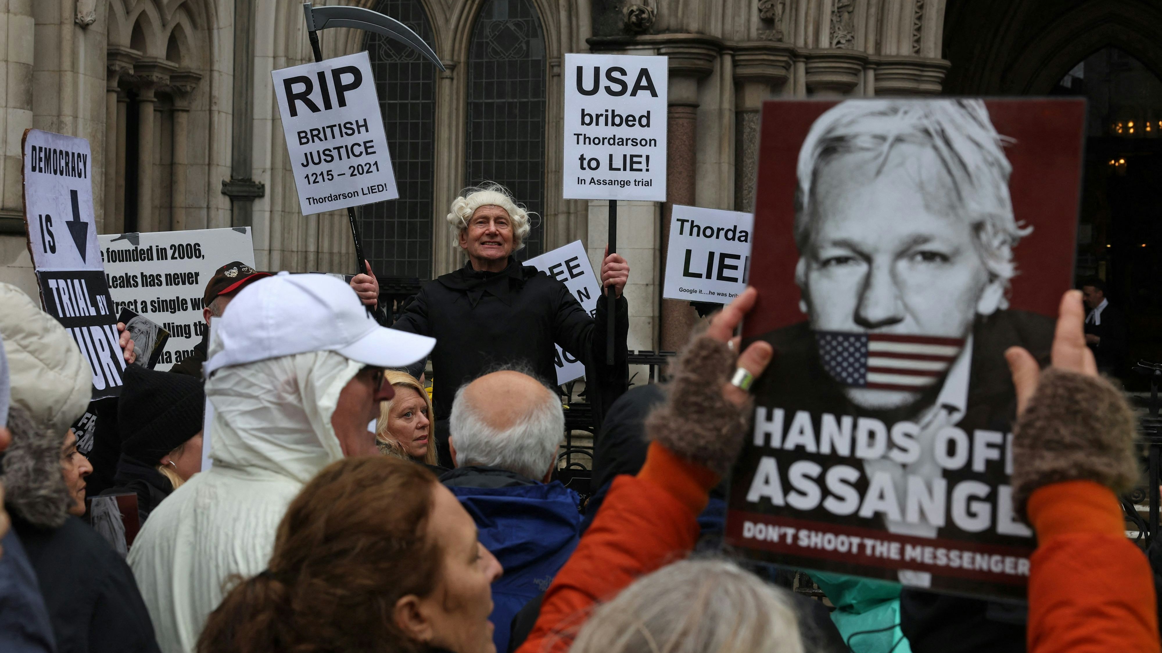 Download von www.picturedesk.com am 26.03.2024 (13:47).  Demonstrators hold placards as they protest outside of the Royal Courts of Justice, Britain's High Court, in central London on February 21, 2024, on the second day of a UK appeal by WikiLeaks founder Julian Assange against his extradition to the US. Lawyers for the United States on Wednesday urged a UK court to block a last-ditch bid by Julian Assange to appeal his extradition there to face espionage charges. (Photo by Daniel LEAL / AFP) - 20240221_PD5956 - Rechteinfo: Rights Managed (RM) Nur für redaktionelle Nutzung! Werbliche Nutzung erfordert Freigabe: bitte schicken Sie uns eine Anfrage.