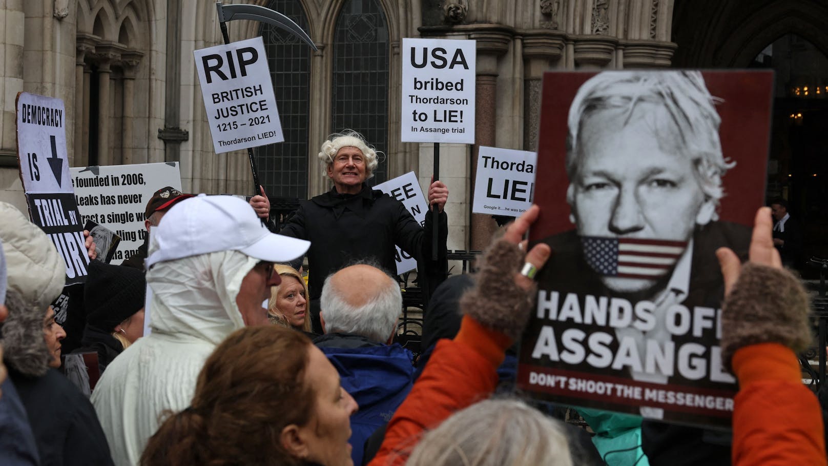 Gericht stoppt vorerst Auslieferung von Julian Assange