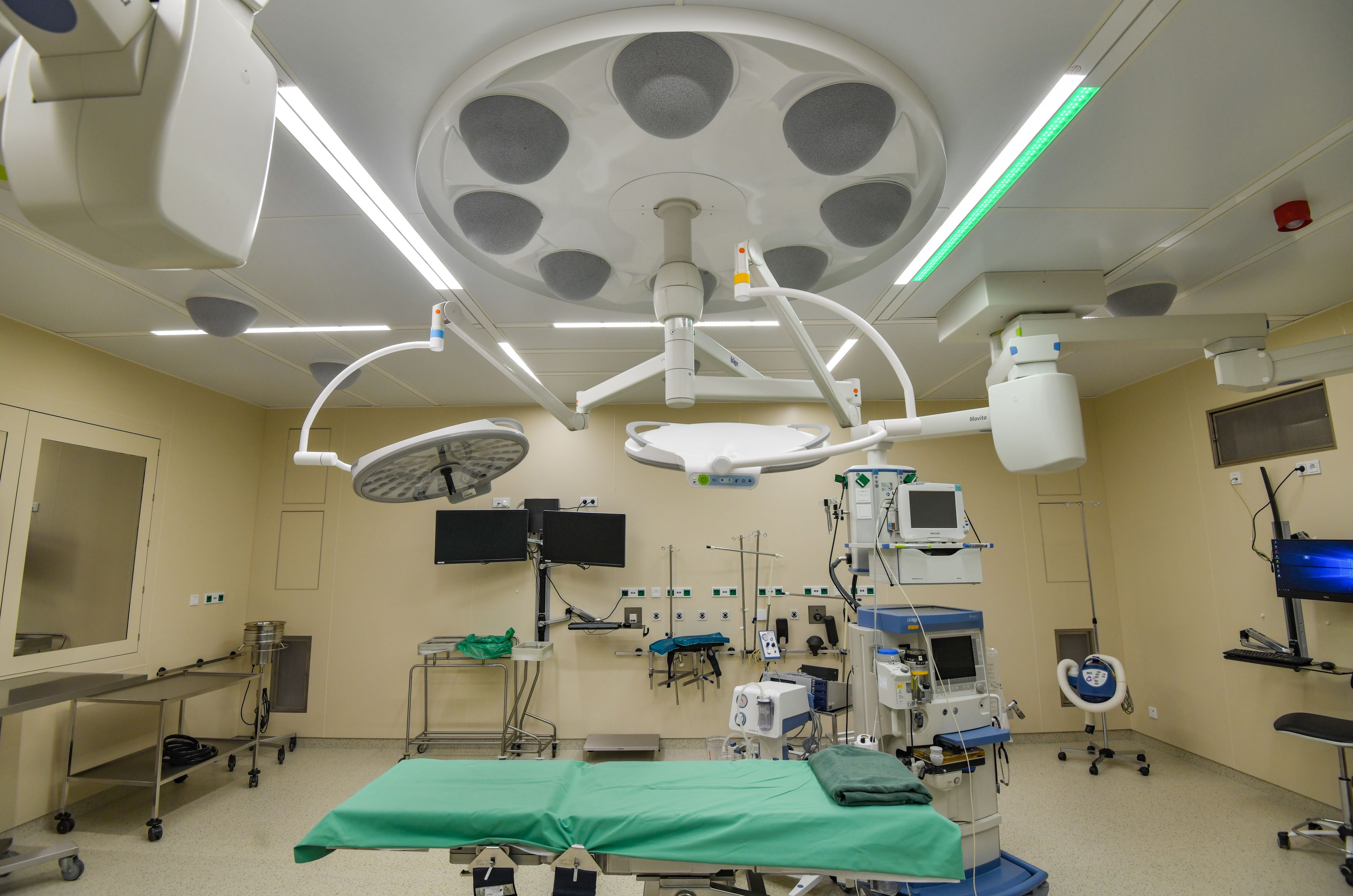 Moderner OP-Saal in Wien: Um den Rückstau zu bekämpfen, werden Eingriffe teils auch in Privatkliniken durchgeführt.