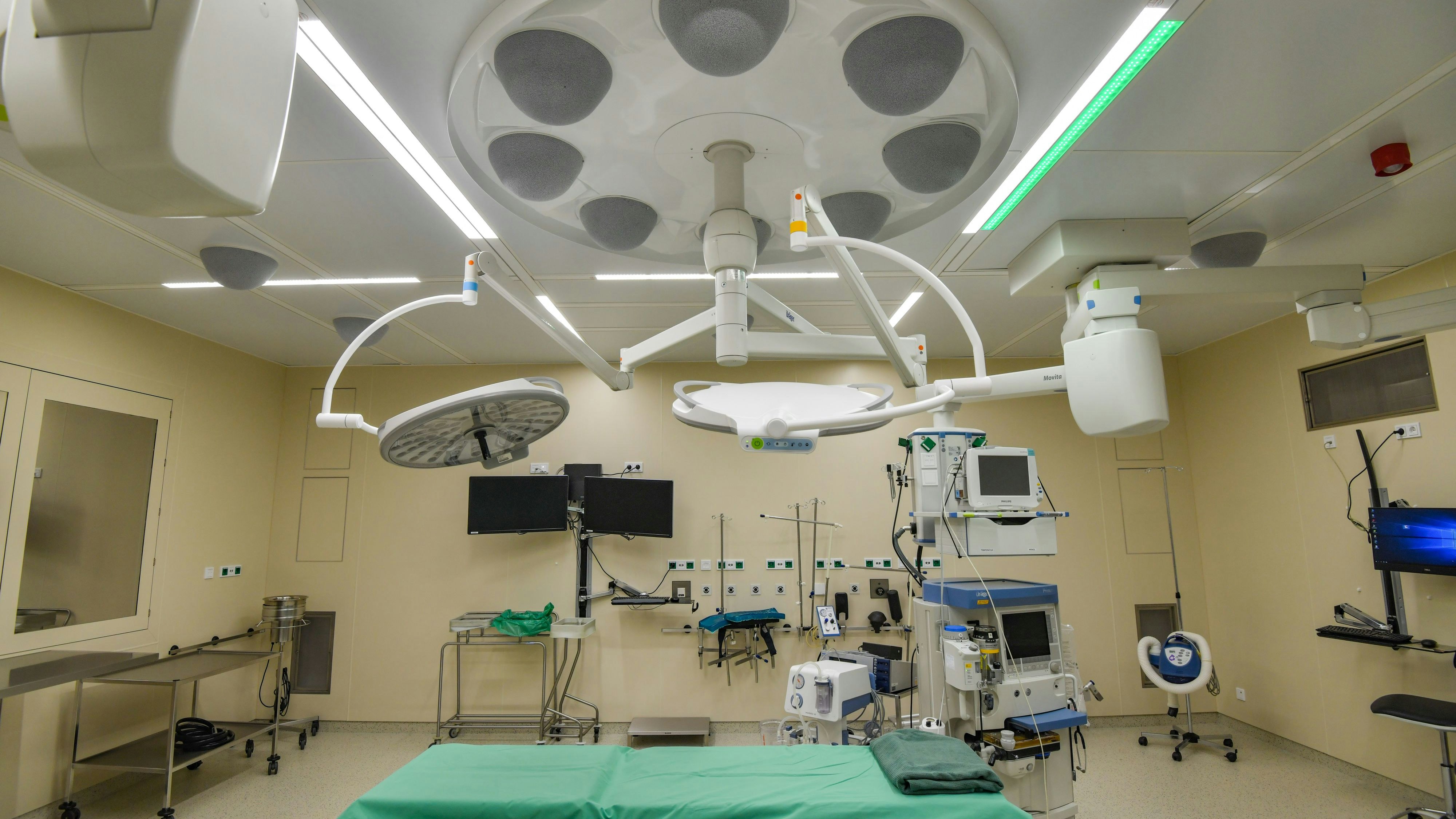 Download von www.picturedesk.com am 26.03.2024 (11:49).  23 November 2018, Brandenburg, Potsdam: The "Opragon8" ventilation system can be seen on the ceiling of an operating theatre in the Oberlinklinik. The new operating theatres with state-of-the-art technology have been in operation for about two months now. They are equipped with the world's most innovative ventilation system, Opragon8, which increases patient safety by maximizing sterility and significantly reduces postoperative wound infections. Photo: Patrick Pleul/dpa-Zentralbild/dpa - 20181123_PD4067 - Rechteinfo: Rights Managed (RM)