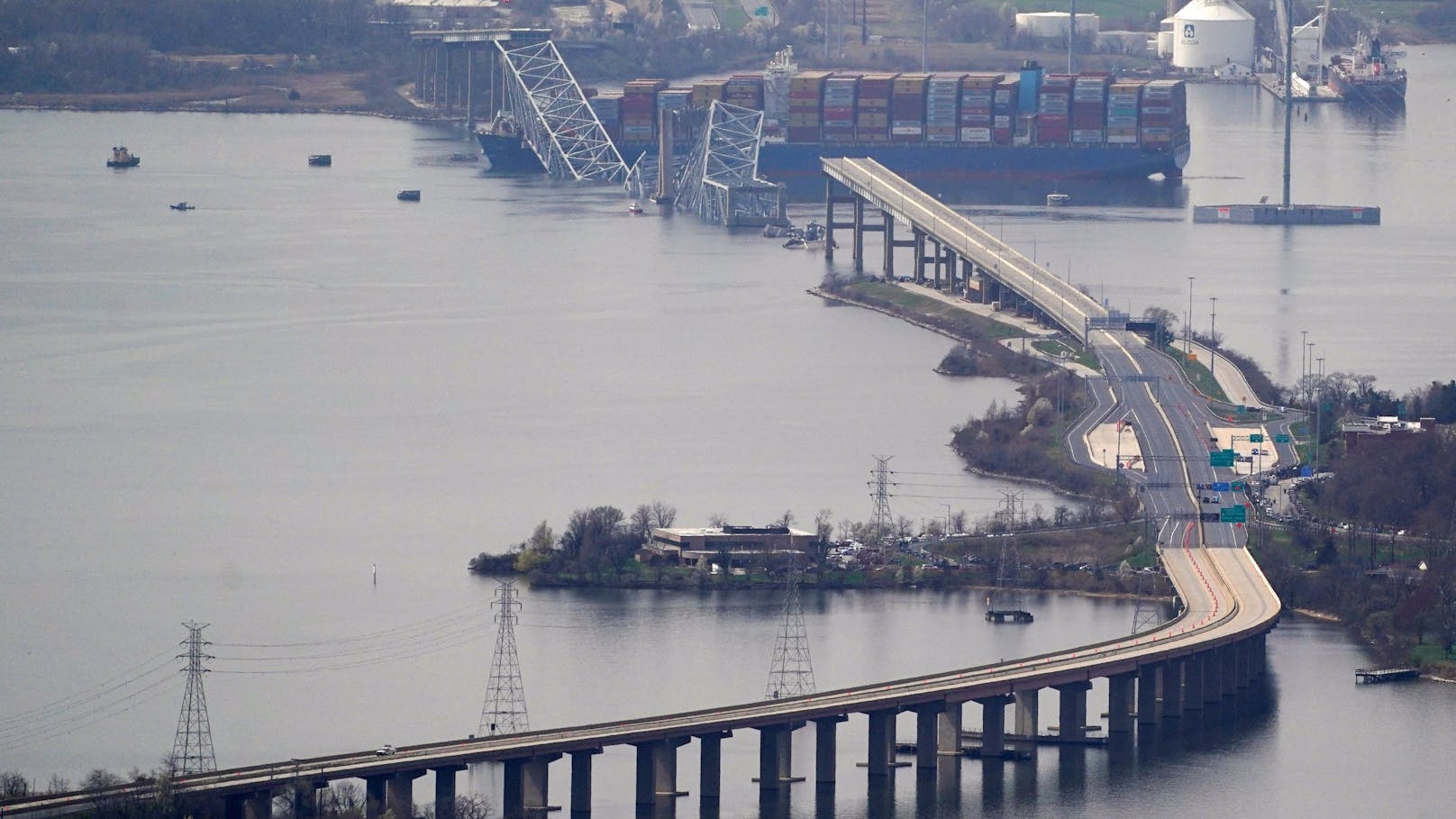 Am Dienstagmorgen (26.03.2024) kam in Baltimore im US-Bundesstaat Maryland zu einem großen Unglück. Die über 2,5 Kilometer lange Francis Scott Key Bridge ist nach einem Zusammenstoß mit einem Schiff komplett in sich eingestürzt.