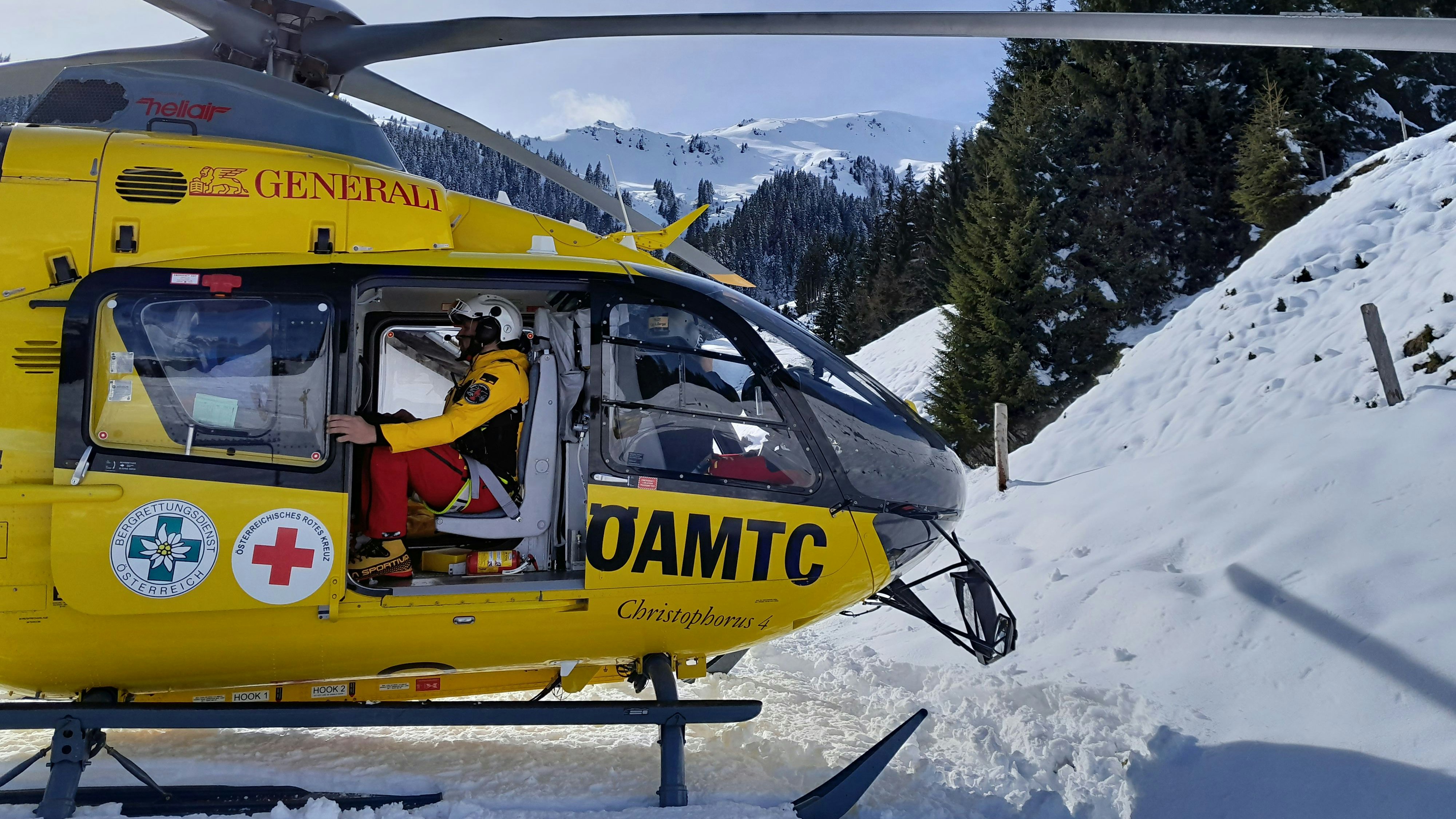 Heute.at - Snowboarder schlitzt Bub das Knie auf – Heli-Einsatz!
