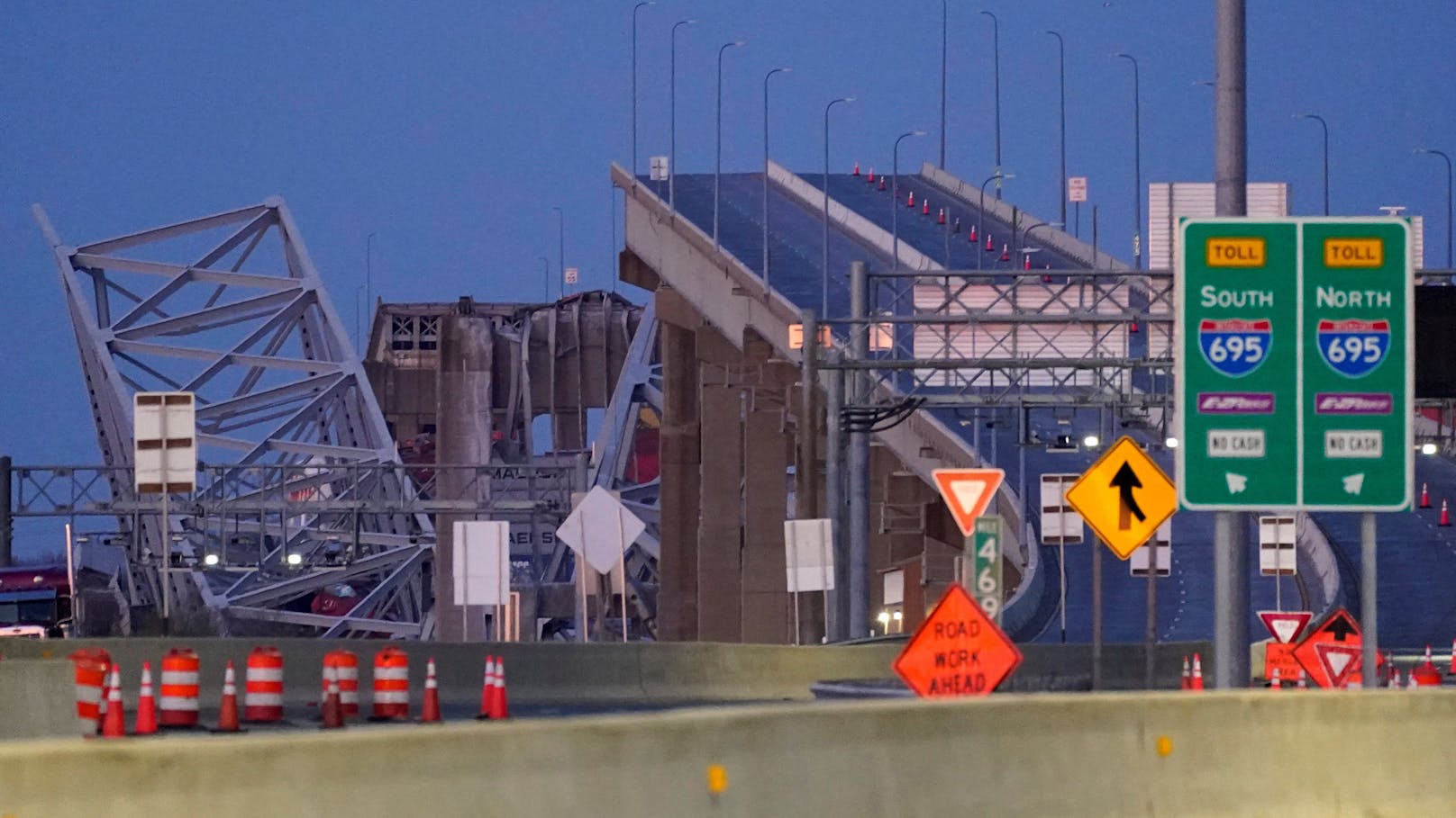 Am Dienstagmorgen (26.03.2024) kam in Baltimore im US-Bundesstaat Maryland zu einem großen Unglück. Die über 2,5 Kilometer lange Francis Scott Key Bridge ist nach einem Zusammenstoß mit einem Schiff komplett in sich eingestürzt.