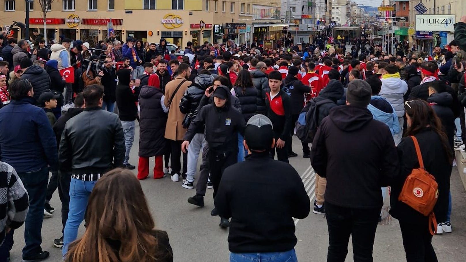 Hunderte Fans der türkischen Nationalmannschaft fluteten am Dienstag gegen 17.30 Uhr den Reumannplatz.