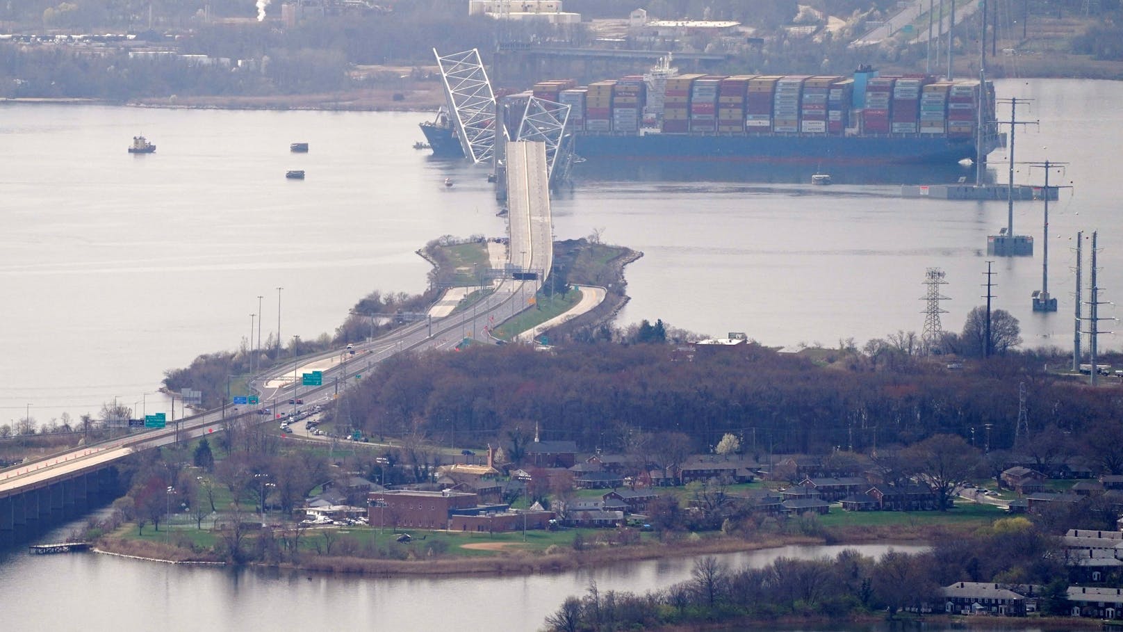 Am Dienstagmorgen (26.03.2024) kam in Baltimore im US-Bundesstaat Maryland zu einem großen Unglück. Die über 2,5 Kilometer lange Francis Scott Key Bridge ist nach einem Zusammenstoß mit einem Schiff komplett in sich eingestürzt.