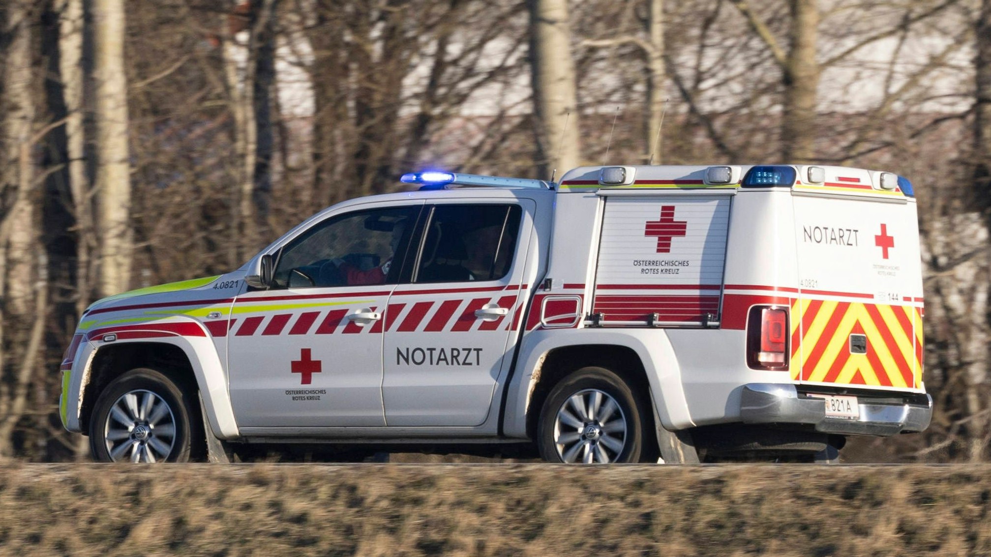 Heute.at - Auto fliegt 25m durch die Luft, Mann steigt einfach aus