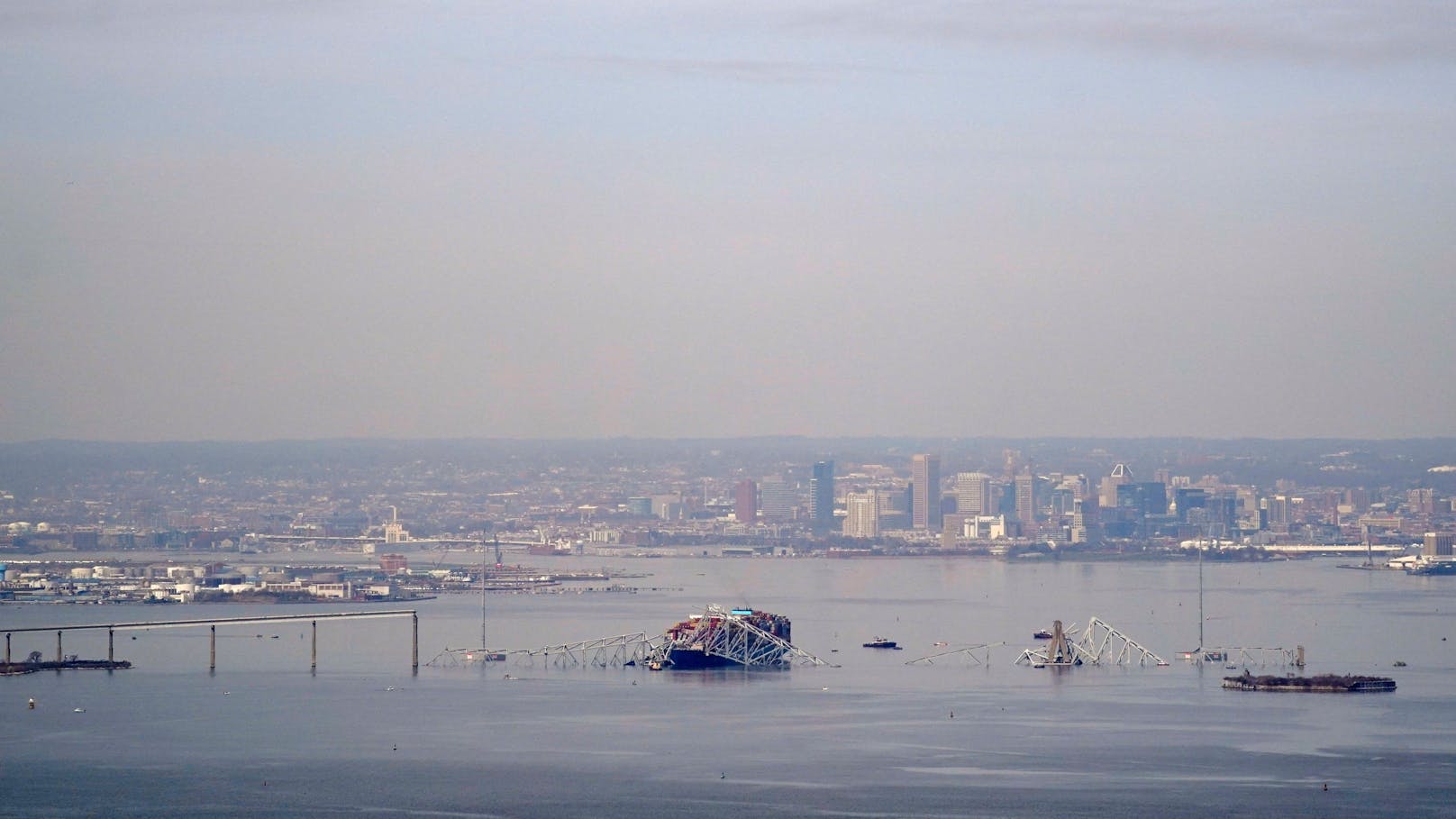 Am Dienstagmorgen (26.03.2024) kam in Baltimore im US-Bundesstaat Maryland zu einem großen Unglück. Die über 2,5 Kilometer lange Francis Scott Key Bridge ist nach einem Zusammenstoß mit einem Schiff komplett in sich eingestürzt.