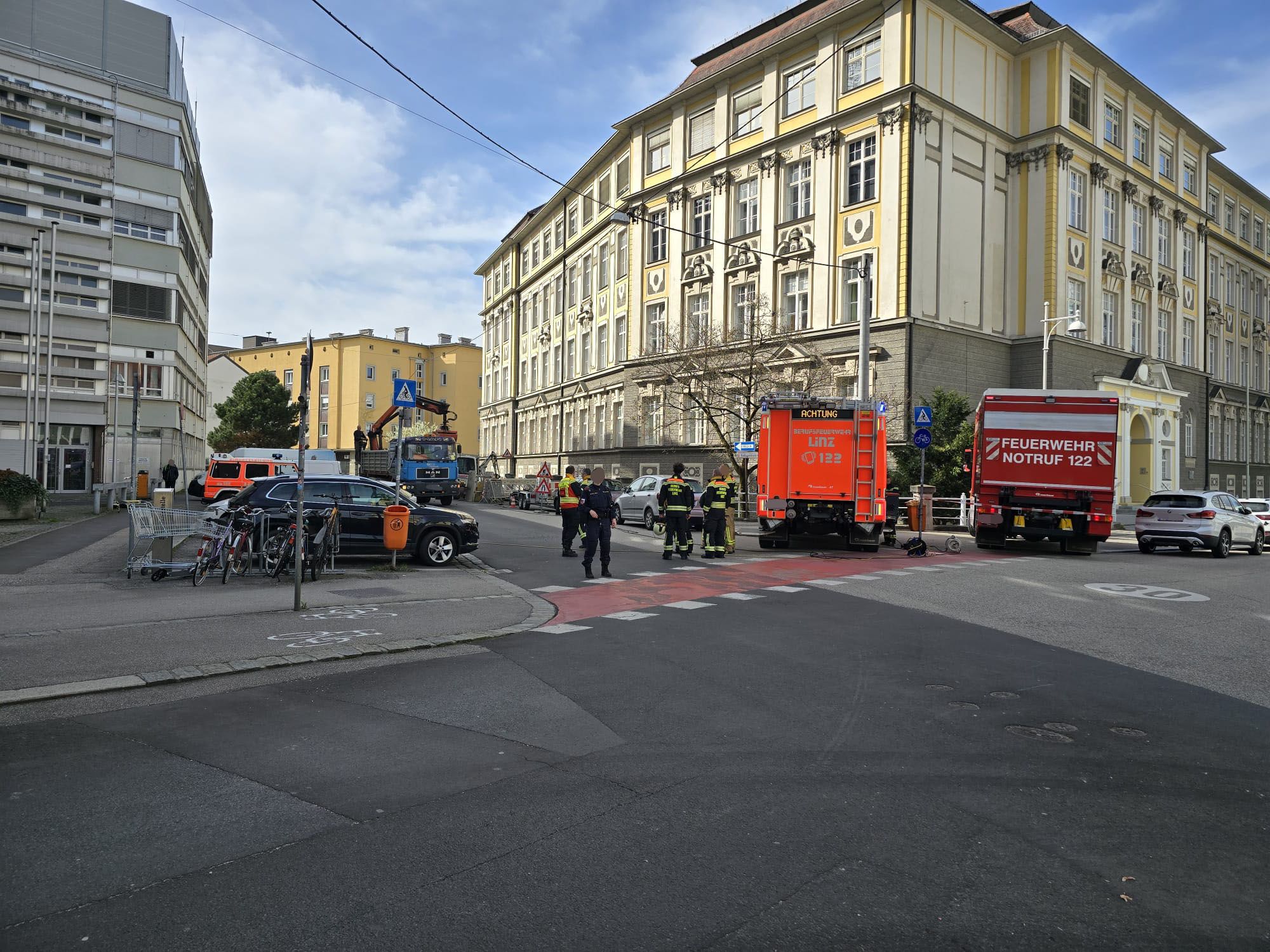 Die Feuerwehr riegelte die betroffenen Straßen im Zentrum ab.