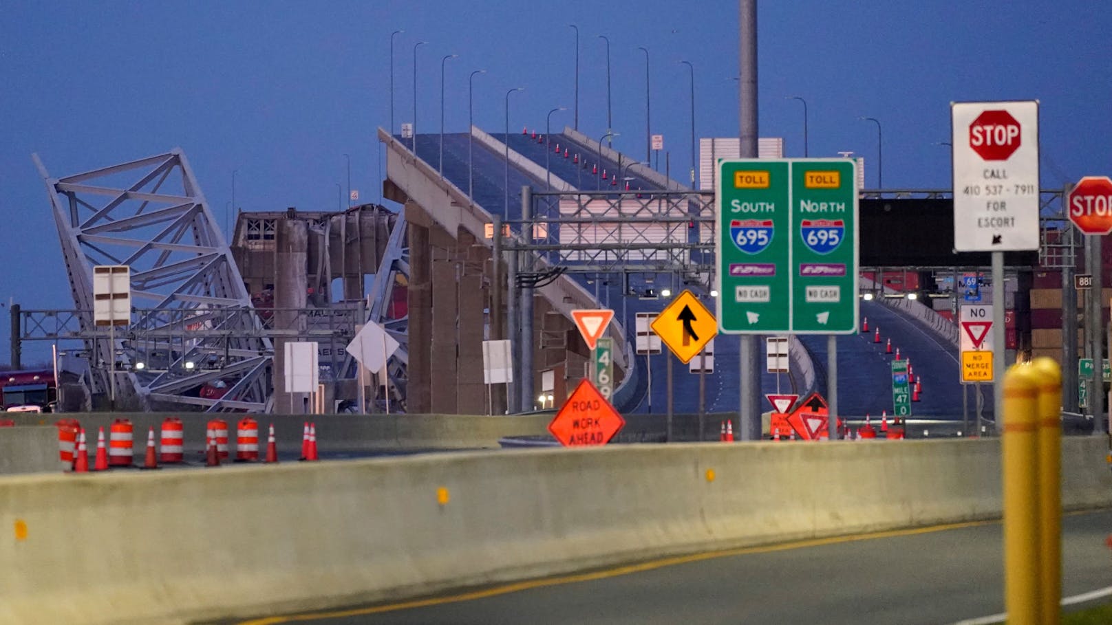 Am Dienstagmorgen (26.03.2024) kam in Baltimore im US-Bundesstaat Maryland zu einem großen Unglück. Die über 2,5 Kilometer lange Francis Scott Key Bridge ist nach einem Zusammenstoß mit einem Schiff komplett in sich eingestürzt.