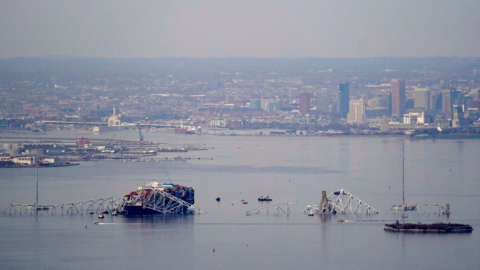 Am Dienstagmorgen (26.03.2024) kam in Baltimore im US-Bundesstaat Maryland zu einem großen Unglück. Die über 2,5 Kilometer lange Francis Scott Key Bridge ist nach einem Zusammenstoß mit einem Schiff komplett in sich eingestürzt.