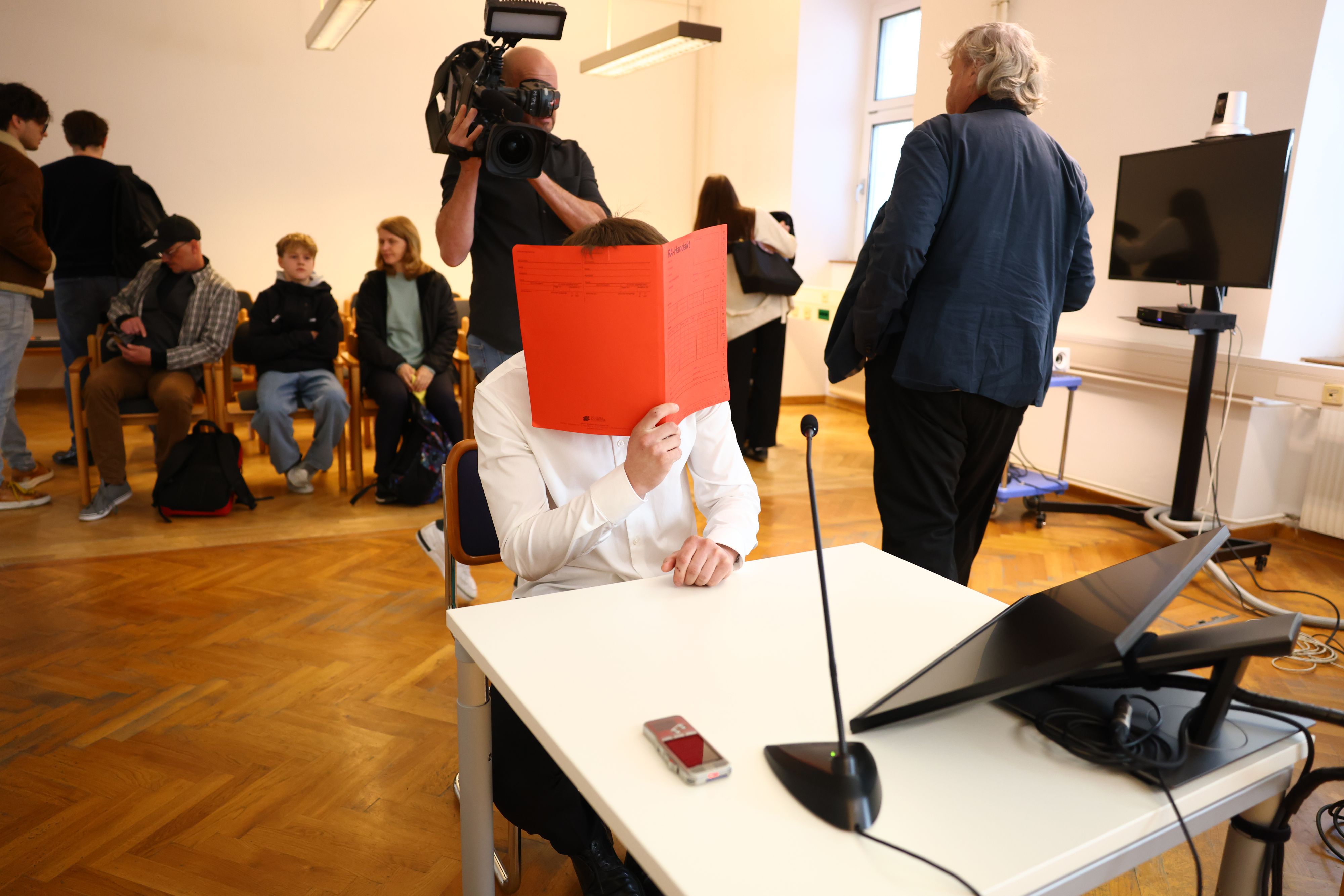 Der Verdächtige (24) vor Gericht in Wien-Josefstadt.