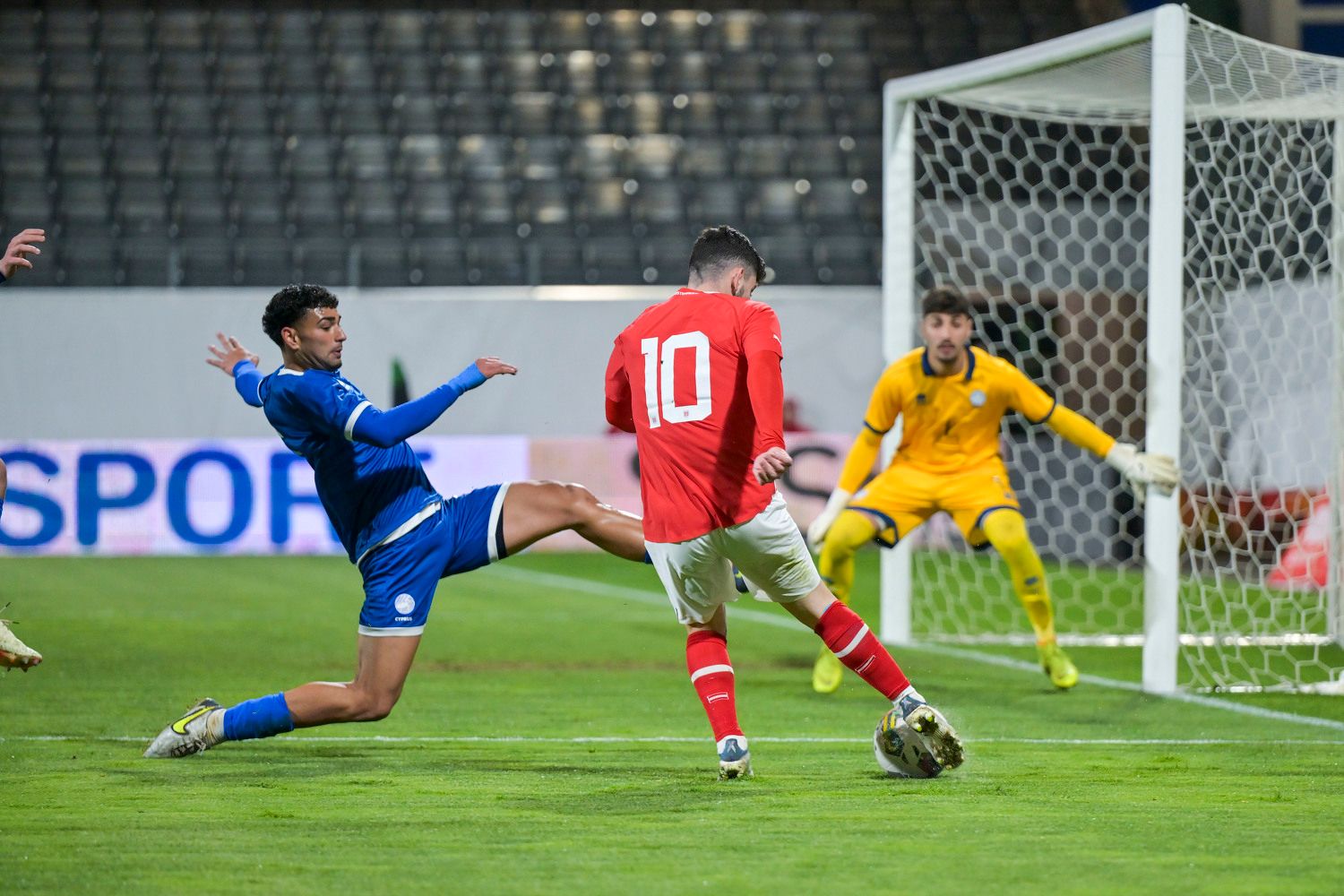 Yusuf Demir mit dem Stanglpass vor dem 1:1-Ausgleich. 