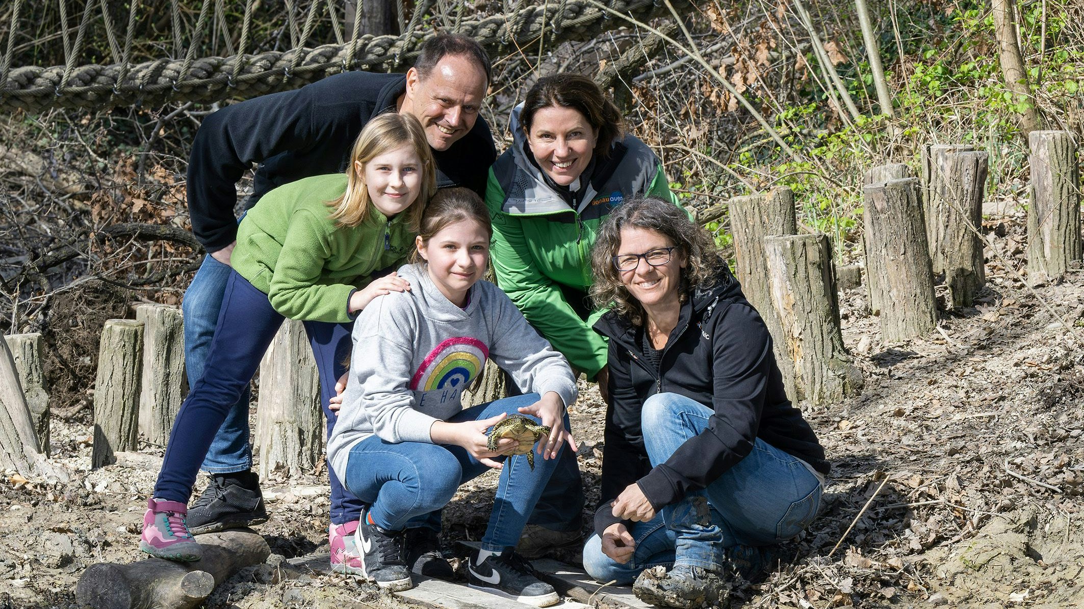 2 Schülerinnen der Volksschule Orth a.d. Donau, Anton Weissenbacher, zoologischer Abteilungsleiter Tiergarten Schönbrunn, Nationalparkdirektorin Edith Klauser, Schildkröten-Projektleiterin Maria Schindler