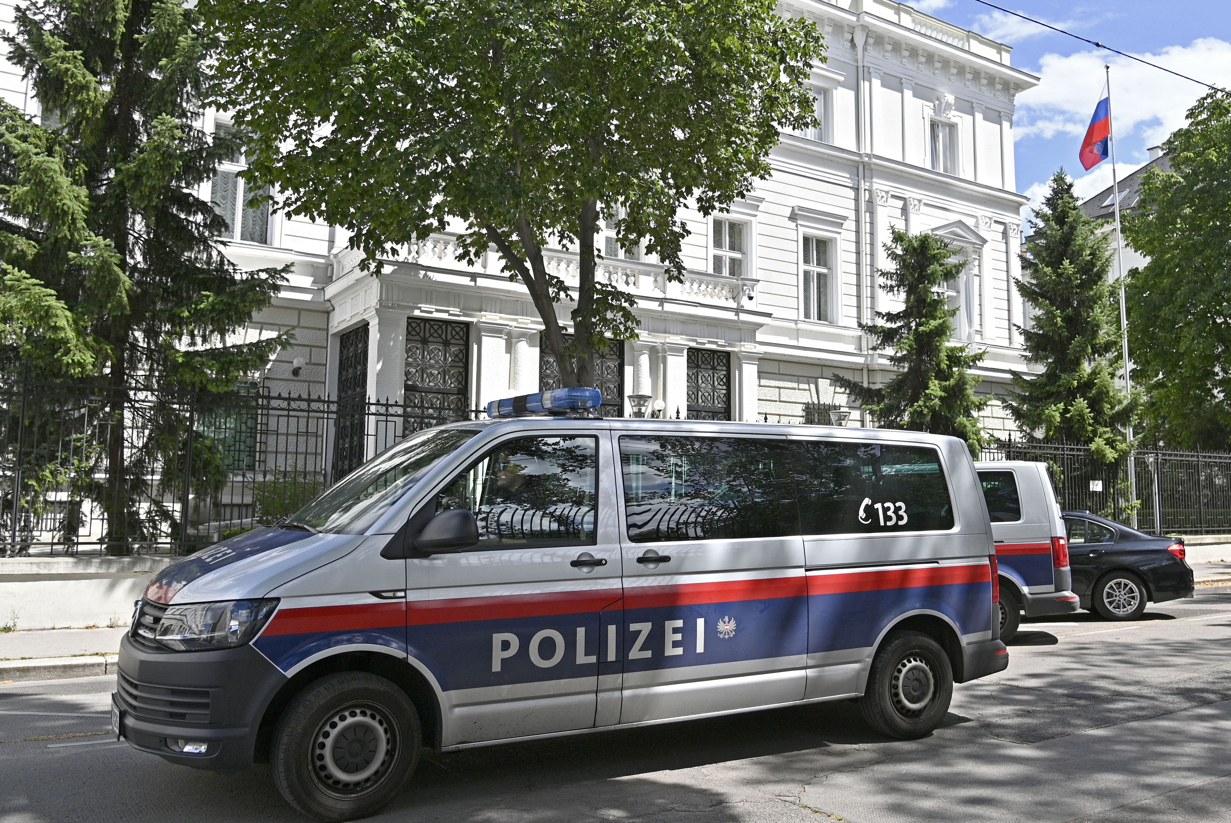 Außenansicht der russischen Botschaft in Wien mit davor geparkten Polizeibussen. Archivbild 2020.