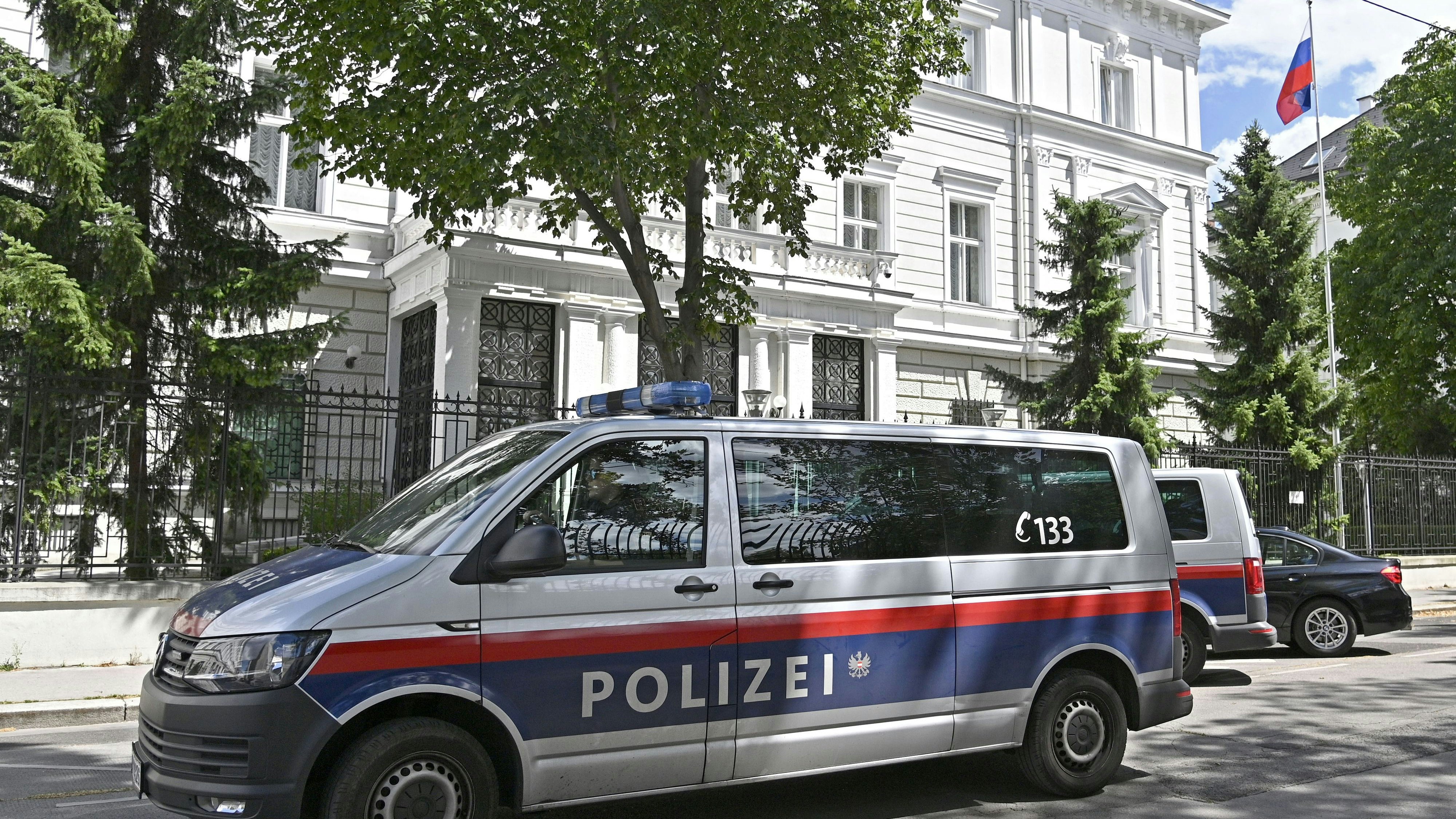Außenansicht der russischen Botschaft in Wien mit davor geparkten Polizeibussen. Archivbild 2020.