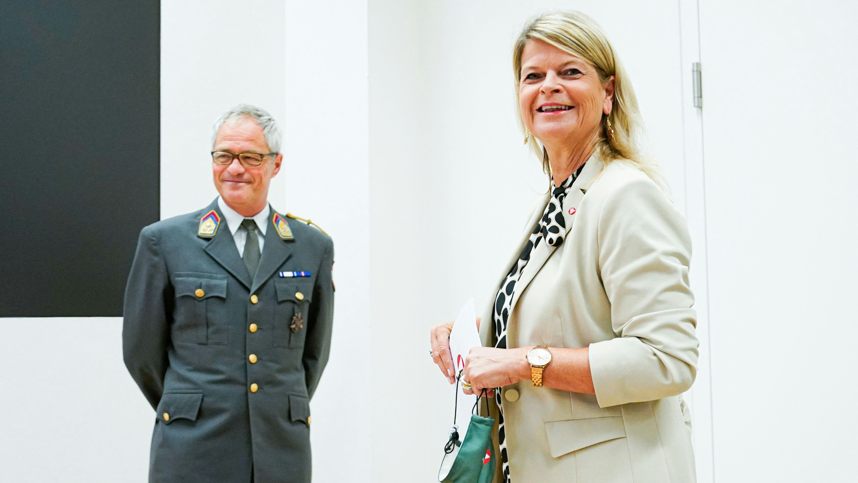 Ministeriumssprecher Michael Bauer mit Verteidigungsministerin Klaudia Tanner