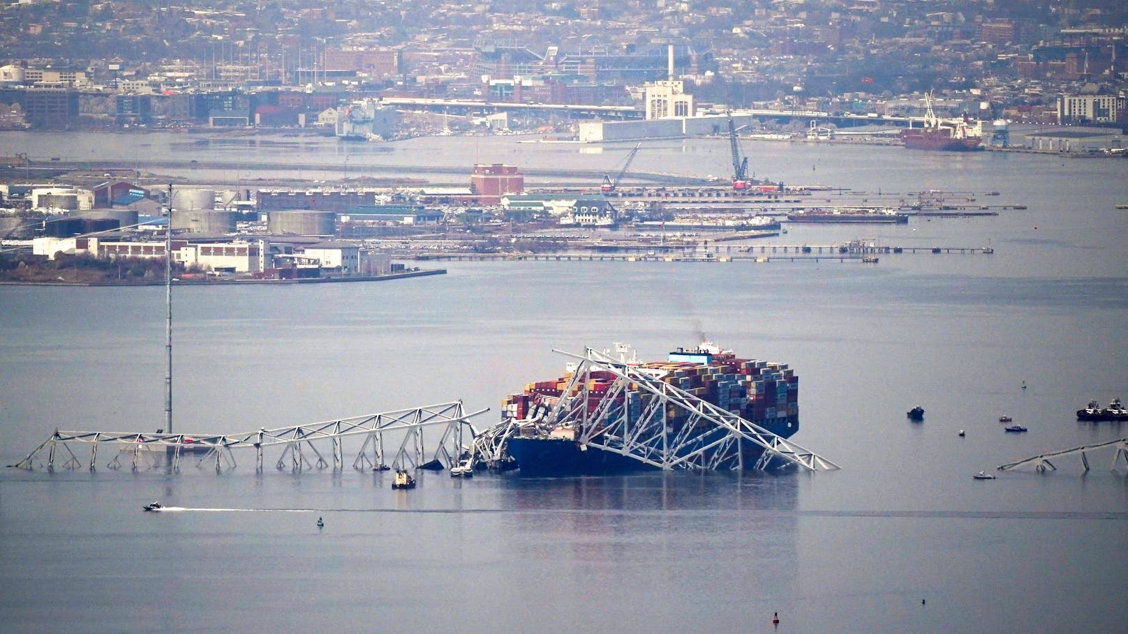 Am Dienstagmorgen (26.03.2024) kam in Baltimore im US-Bundesstaat Maryland zu einem großen Unglück. Die über 2,5 Kilometer lange Francis Scott Key Bridge ist nach einem Zusammenstoß mit einem Schiff komplett in sich eingestürzt.