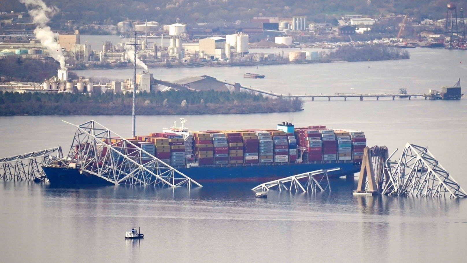 Am Dienstagmorgen (26.03.2024) kam in Baltimore im US-Bundesstaat Maryland zu einem großen Unglück. Die über 2,5 Kilometer lange Francis Scott Key Bridge ist nach einem Zusammenstoß mit einem Schiff komplett in sich eingestürzt.