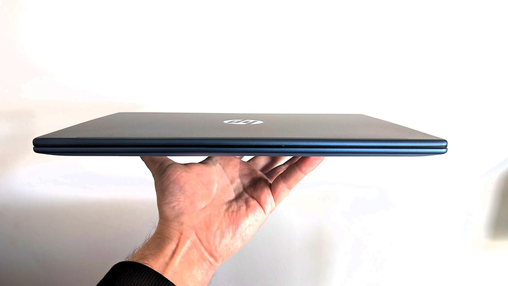 Auffällig ist gleich zu Beginn das geringe Gewicht (1,4 Kilogramm) und die mattblaue Farbe des Laptops.
