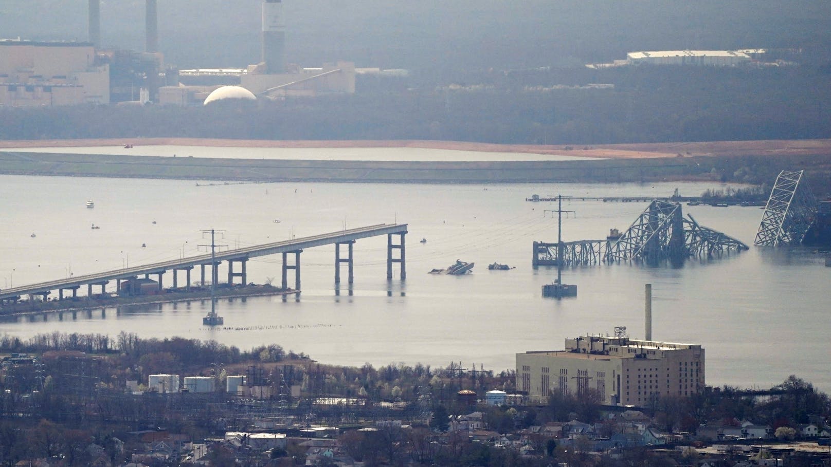 Am Dienstagmorgen (26.03.2024) kam in Baltimore im US-Bundesstaat Maryland zu einem großen Unglück. Die über 2,5 Kilometer lange Francis Scott Key Bridge ist nach einem Zusammenstoß mit einem Schiff komplett in sich eingestürzt.