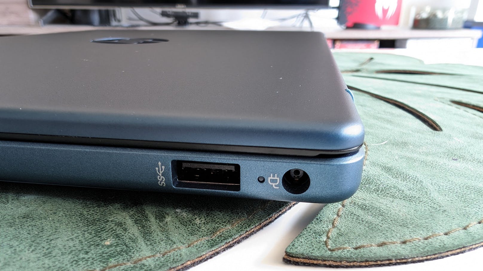 An der Außenseite finden sich ein zwei USB-A-Anschlüsse, ein Smart-Pin-Ladeanschluss, ein HDMI-Port und eine Kopfhörer-/Mikrofon-Kombibuchse.