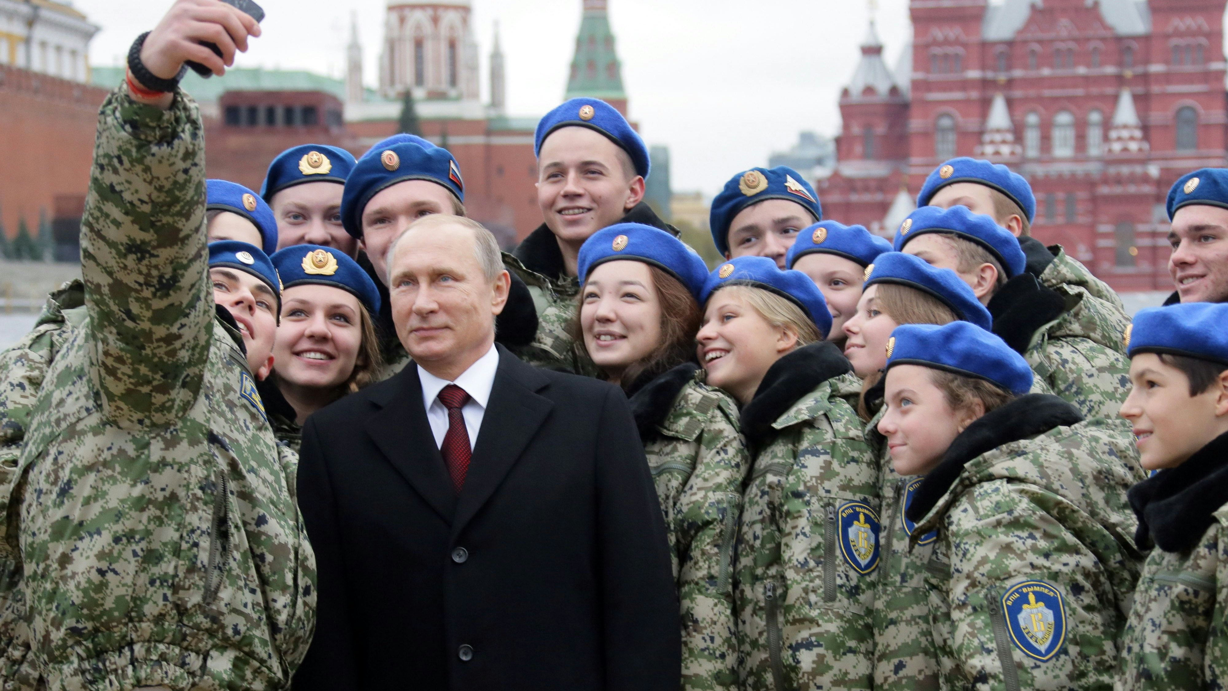 Kriegstreiber und Puschkin-Bewunderer: Russlands Präsident Wladimir Putin bei eine Selfie auf dem Roten Platz in Moskau