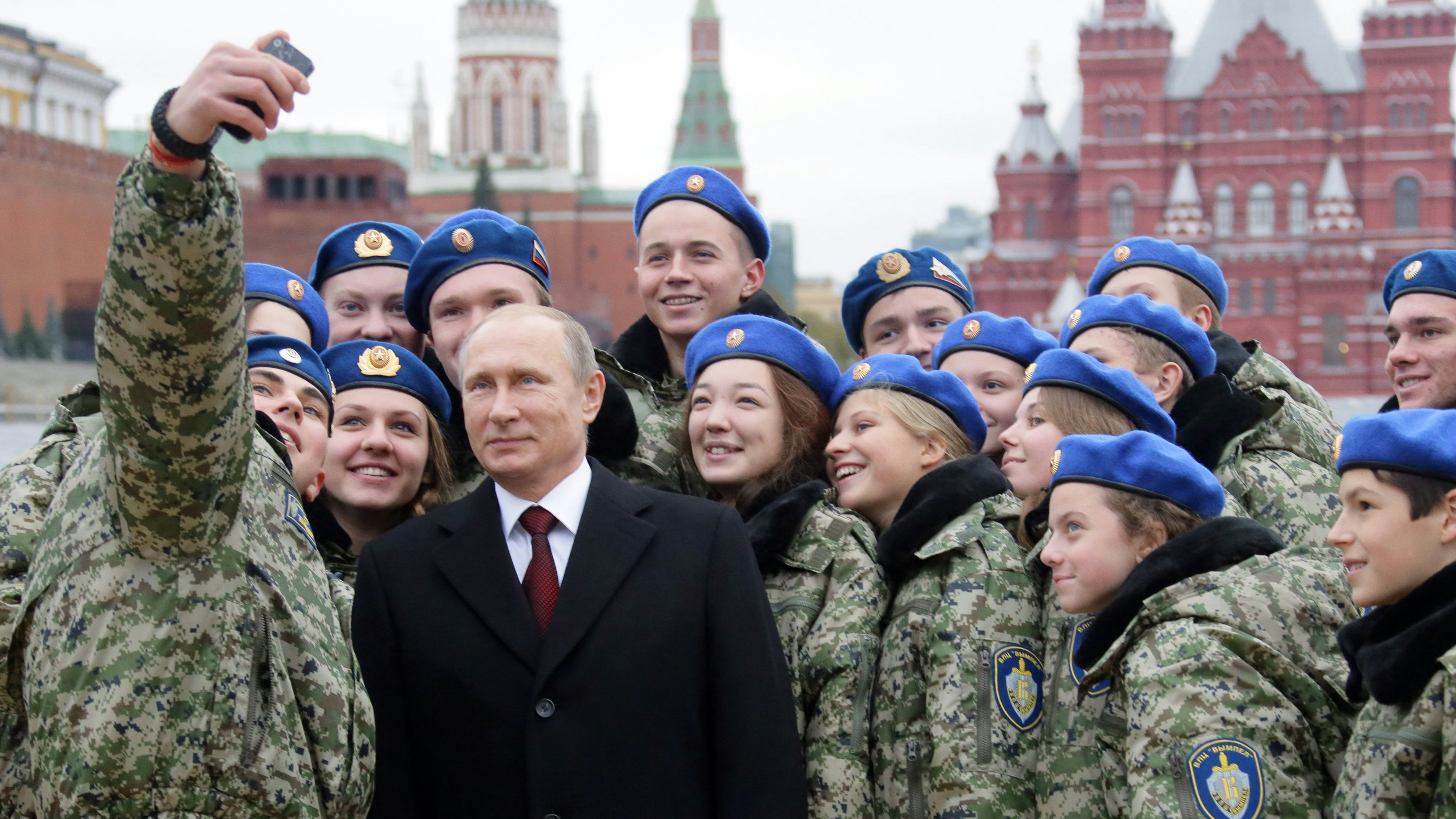 Kriegstreiber: Russlands Präsident Wladimir Putin bei einem Selfie auf dem Roten Platz in Moskau