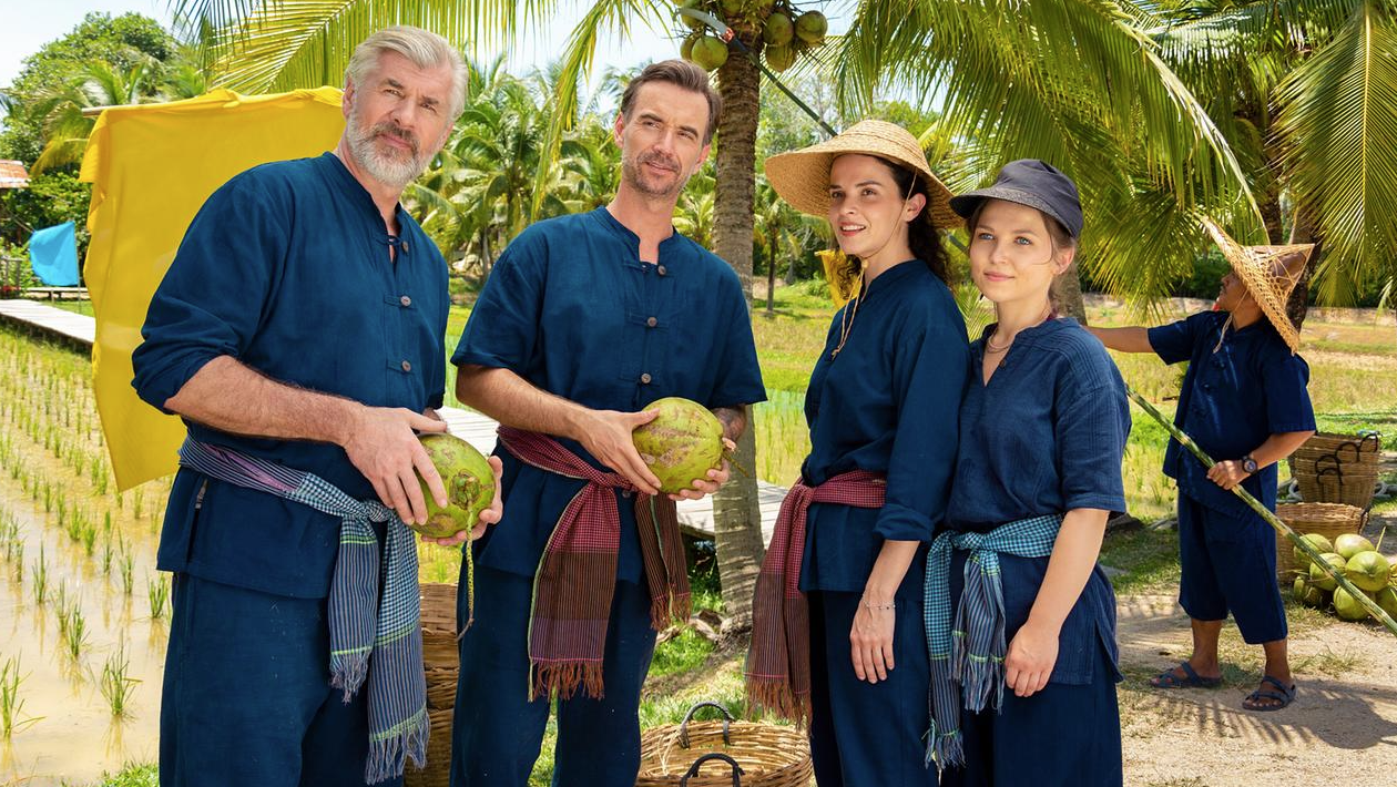 In Thailand treffen Max Parger (Florian Silbereisen, 2. v. l.) und Martin Grimm (Daniel Morgenroth, l.) auf Annika Ehler (Maxine Kazis, 2. v. r.) und Melly Sturm (Marija Mauer, r.).