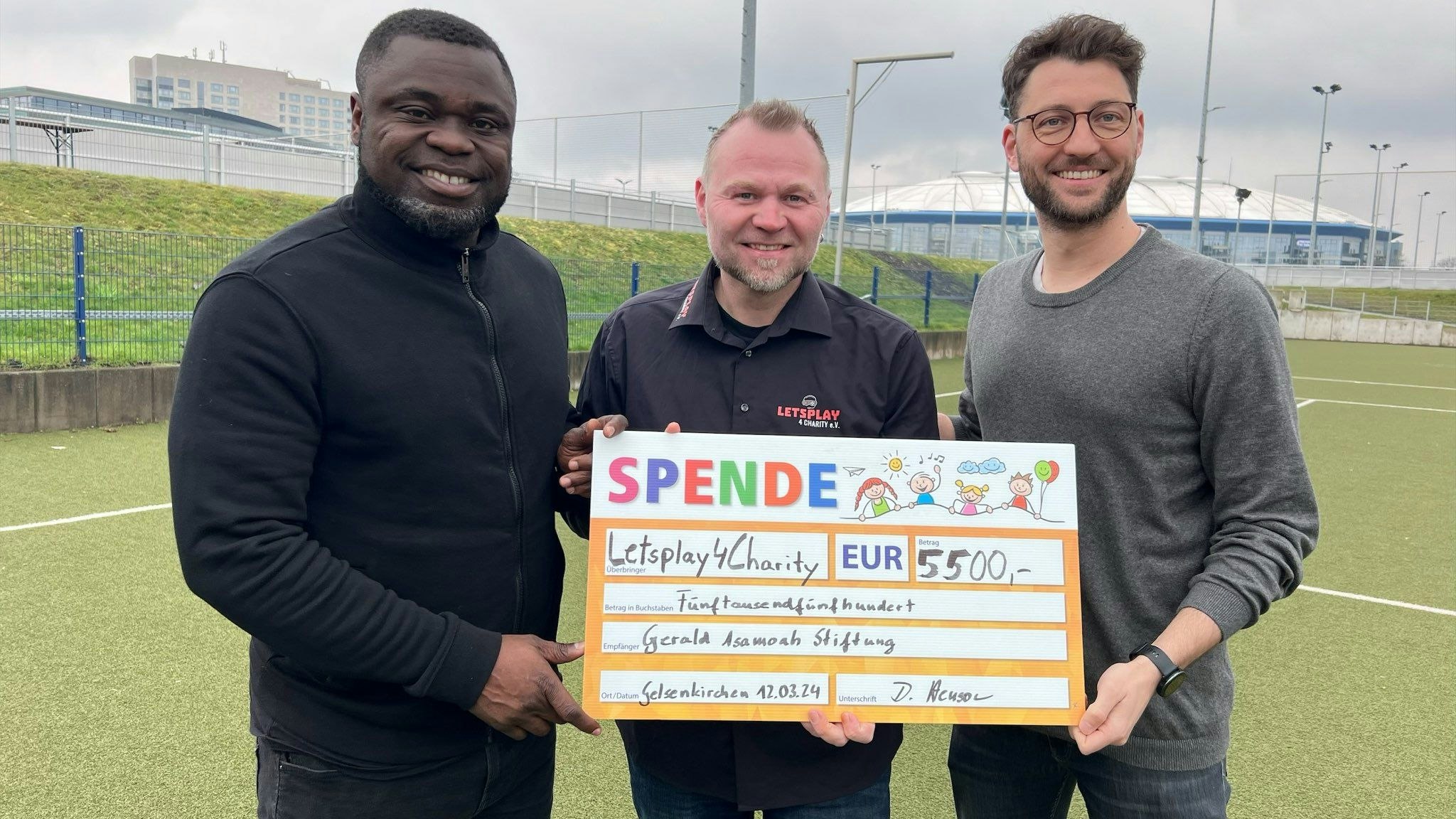 Letsplay4Charity e. V. sammelt Spenden auf der MAG-C und übergibt diese an die Gerald Asamoah Stiftung.