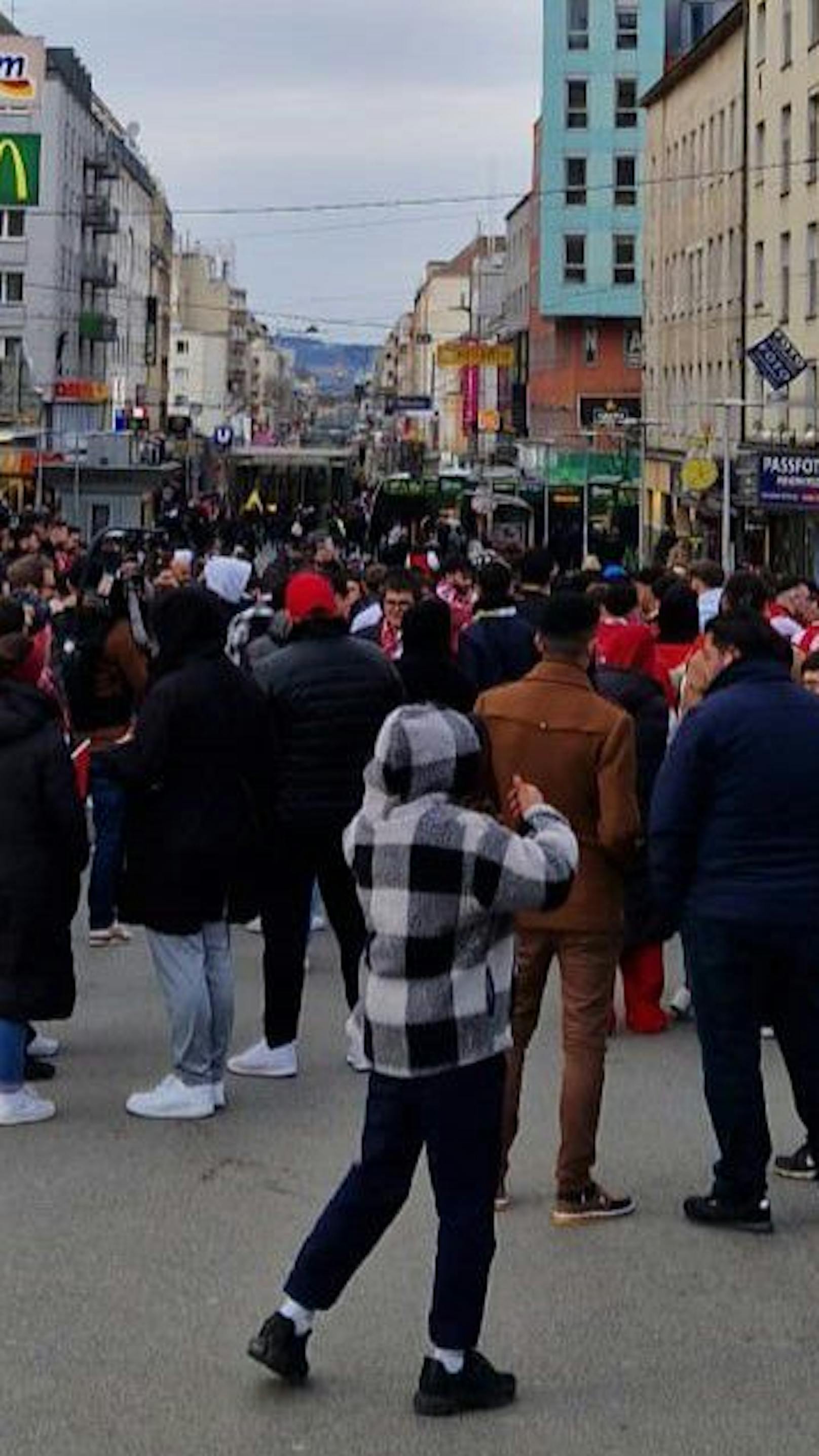 Hunderte Türkei-Fans in Favoriten schon auf der Straße