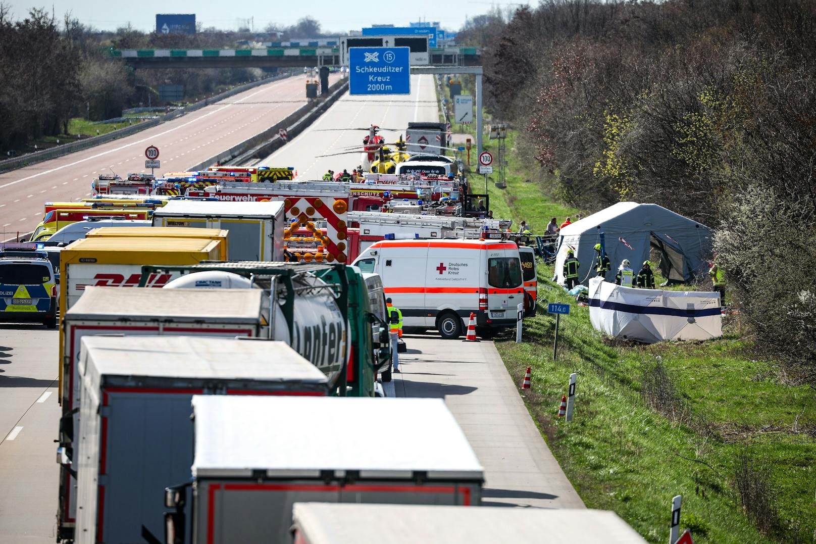 Bei einem Unfall mit einem Reisebus in Deutschland kamen mindestens fünf Personen ums Leben. 