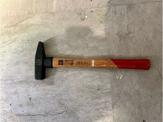 Mit diesem Hammer soll ein 36-jähriger Wiener gegen die Türe seiner Wohnungsnachbarn geschlagen haben.