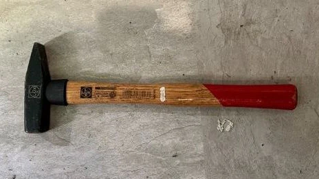 Mit einem Hammer schlug ein 36-jähriger Wiener gegen die Türe seiner Wohnungsnachbarn 