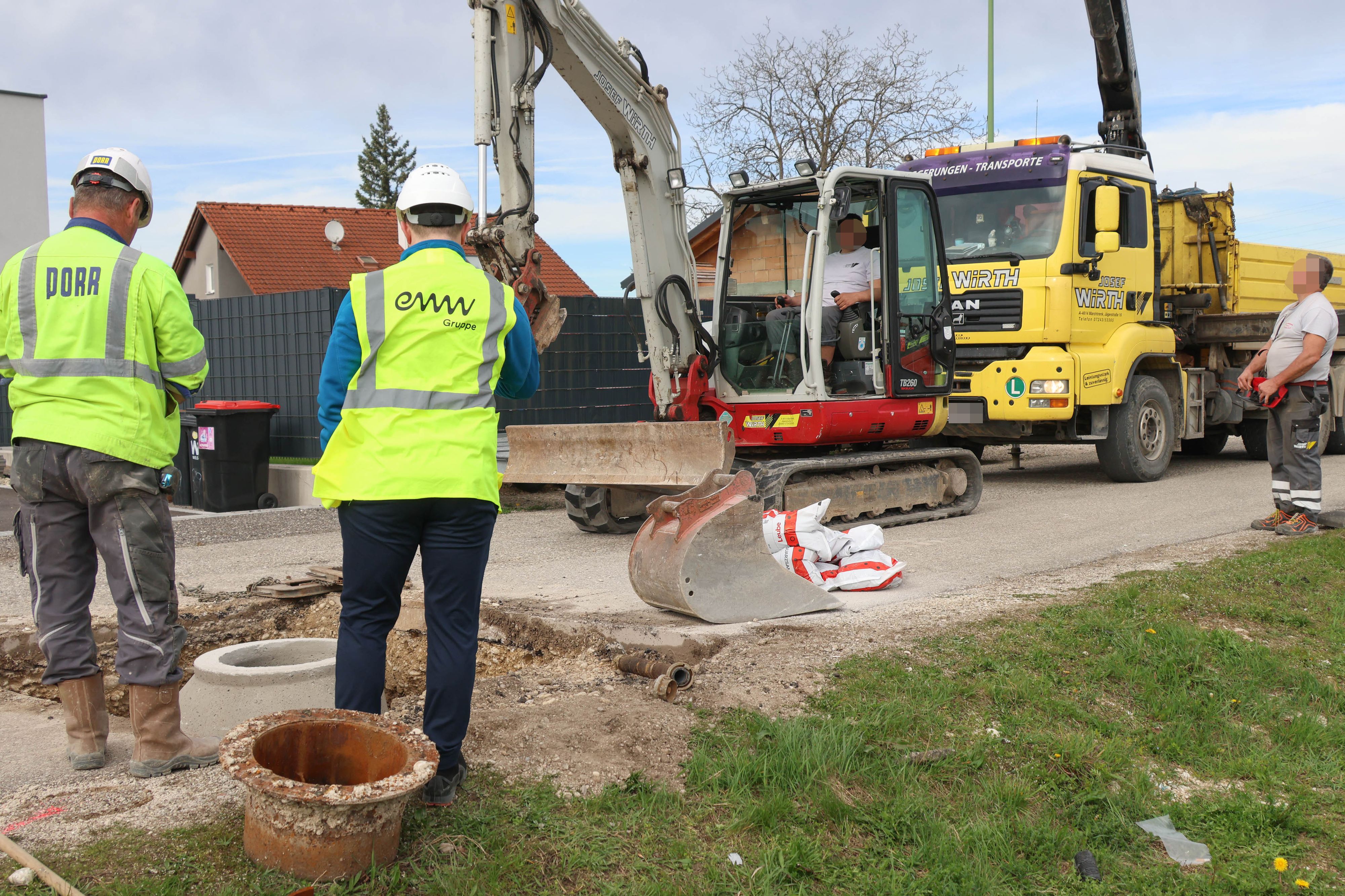 Nach der Kontamination wird in dem Gebiet bei Wels eine Notversorgung errichtet.