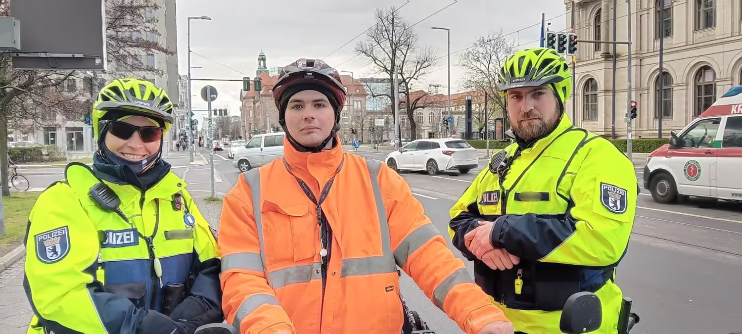 Nicht alle sind Niclas Matthei so freundlich gesinnt wie diese zwei Polizisten, die sich mit dem selbsternannten Anzeigenhauptmeister in Berlin ablichten ließen.
