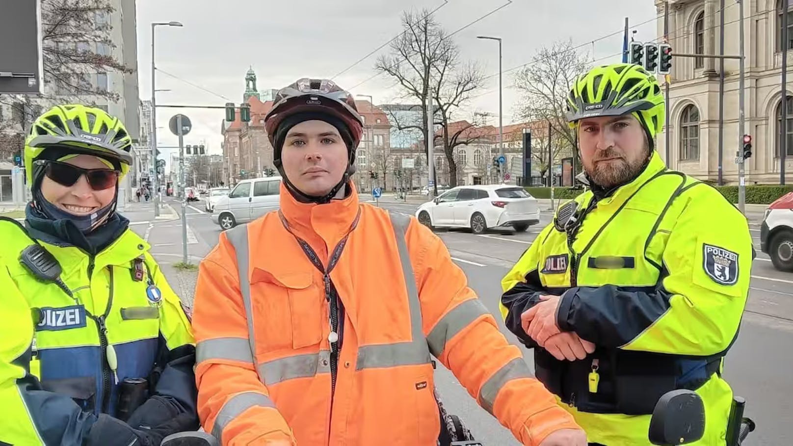 Nicht alle sind Niclas Matthei so freundlich gesinnt wie diese zwei Polizisten, die sich mit dem selbsternannten Anzeigenhauptmeister in Berlin ablichten ließen.