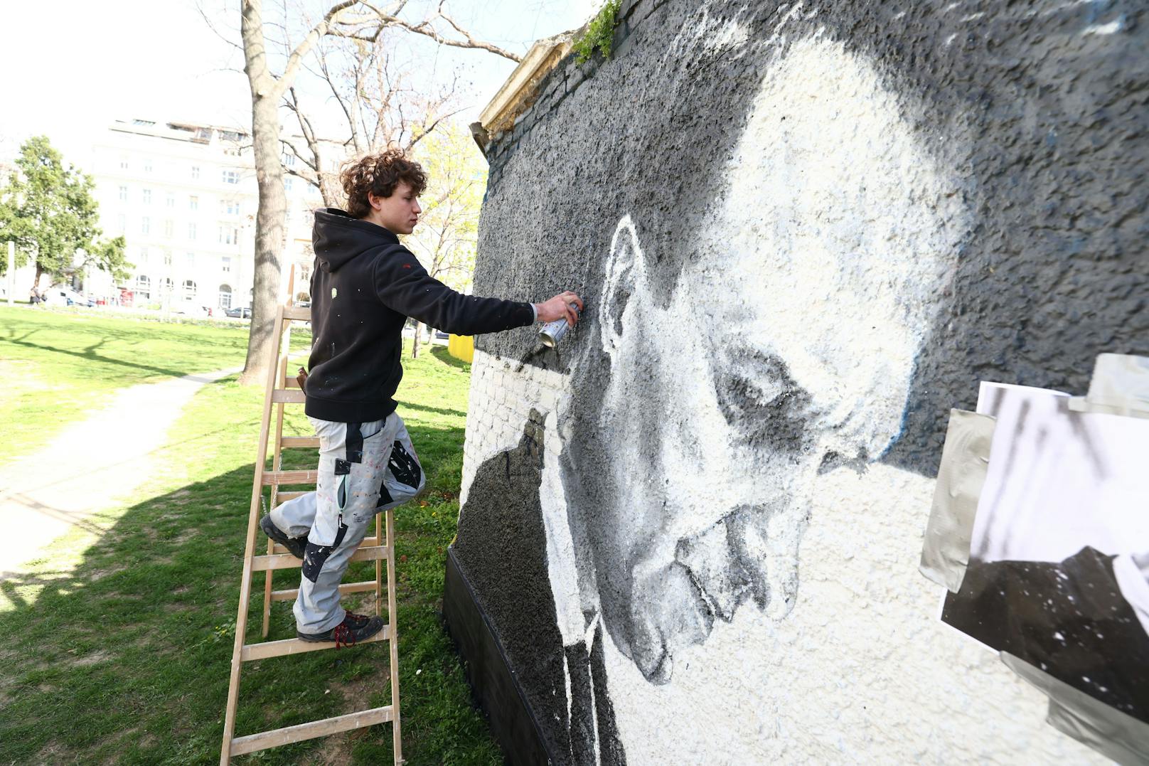 Das österreichische Graffitikünstlerduo Joel Gamnou gestaltete im Auftrag der Schwarzenberg'schen Stiftung zwei Porträts des russischen Oppositionsführers Alexej Nawalny.